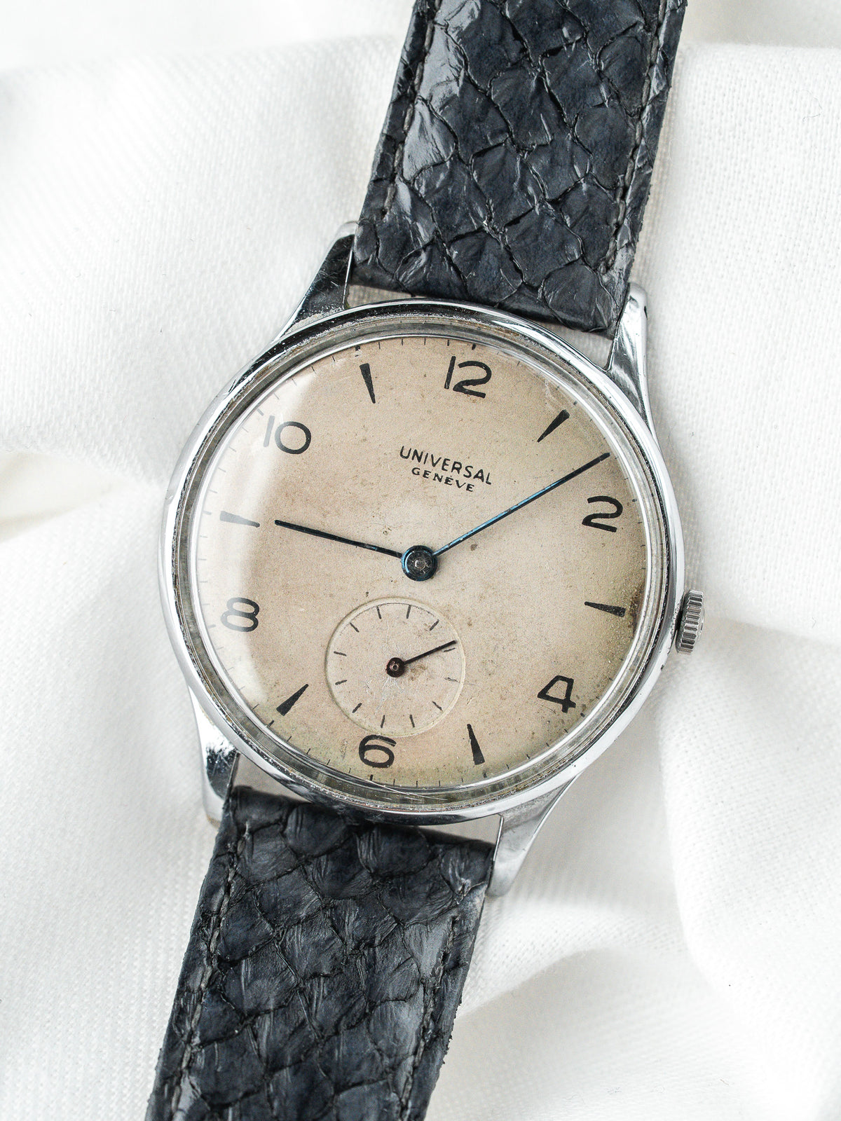 Bracelet vintage en cuir de saumon noir - Montre Universal Genève Calibre 262 Vintage - Atelier Victor
