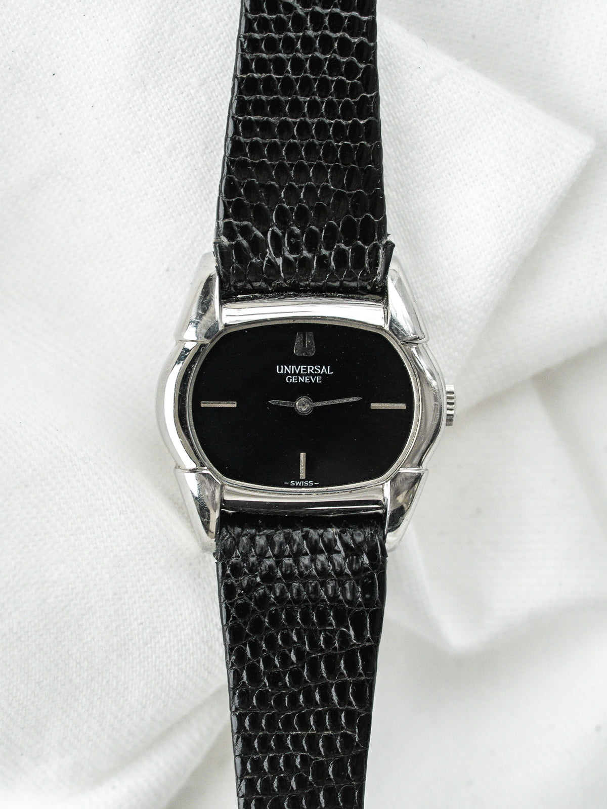 Universal Genève Tonneau腕表 精钢 — 黑色漆面表盘 (1970s)