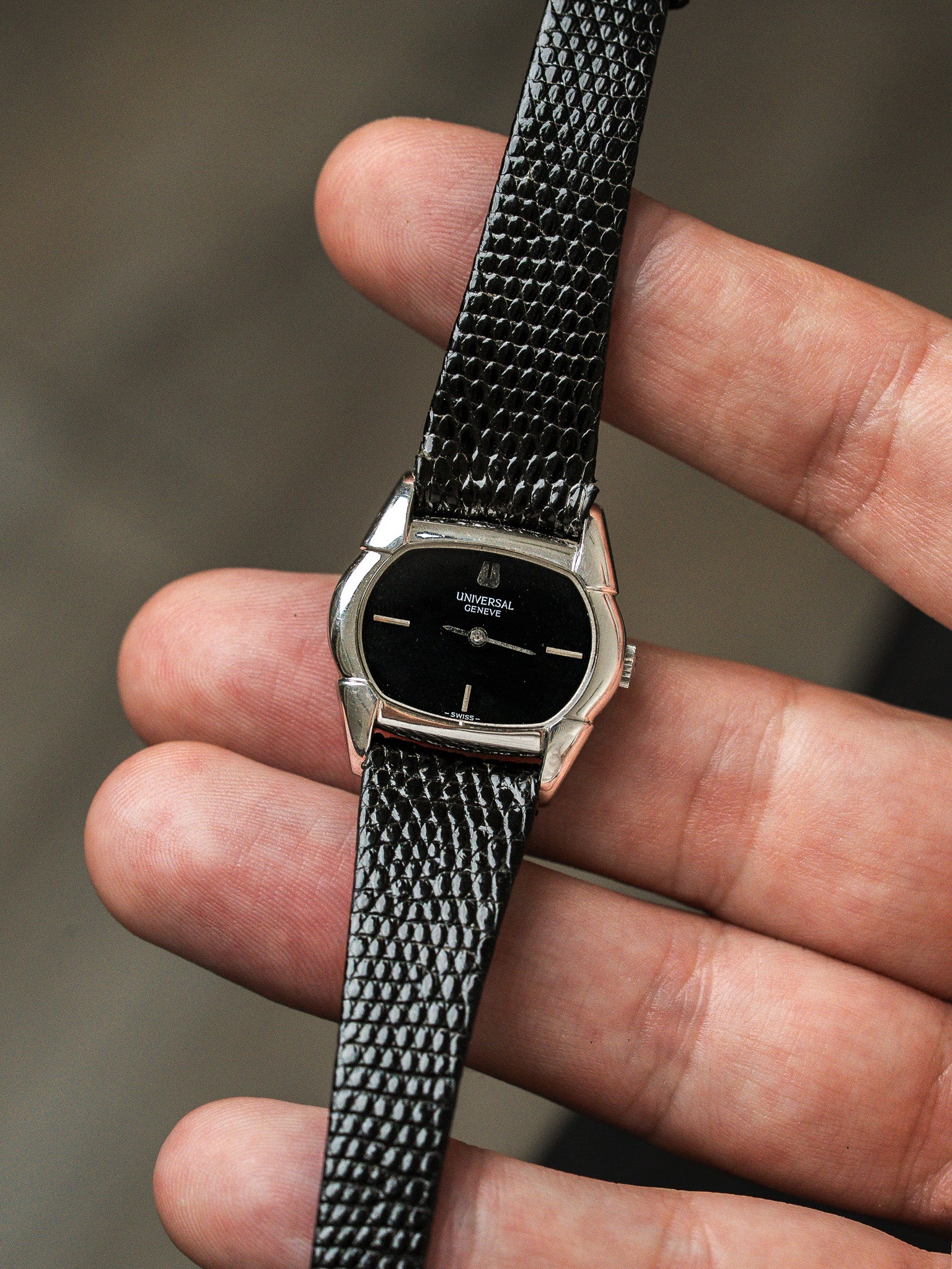 Universal Genève Tonneau腕表 精钢 — 黑色漆面表盘 (1970s)