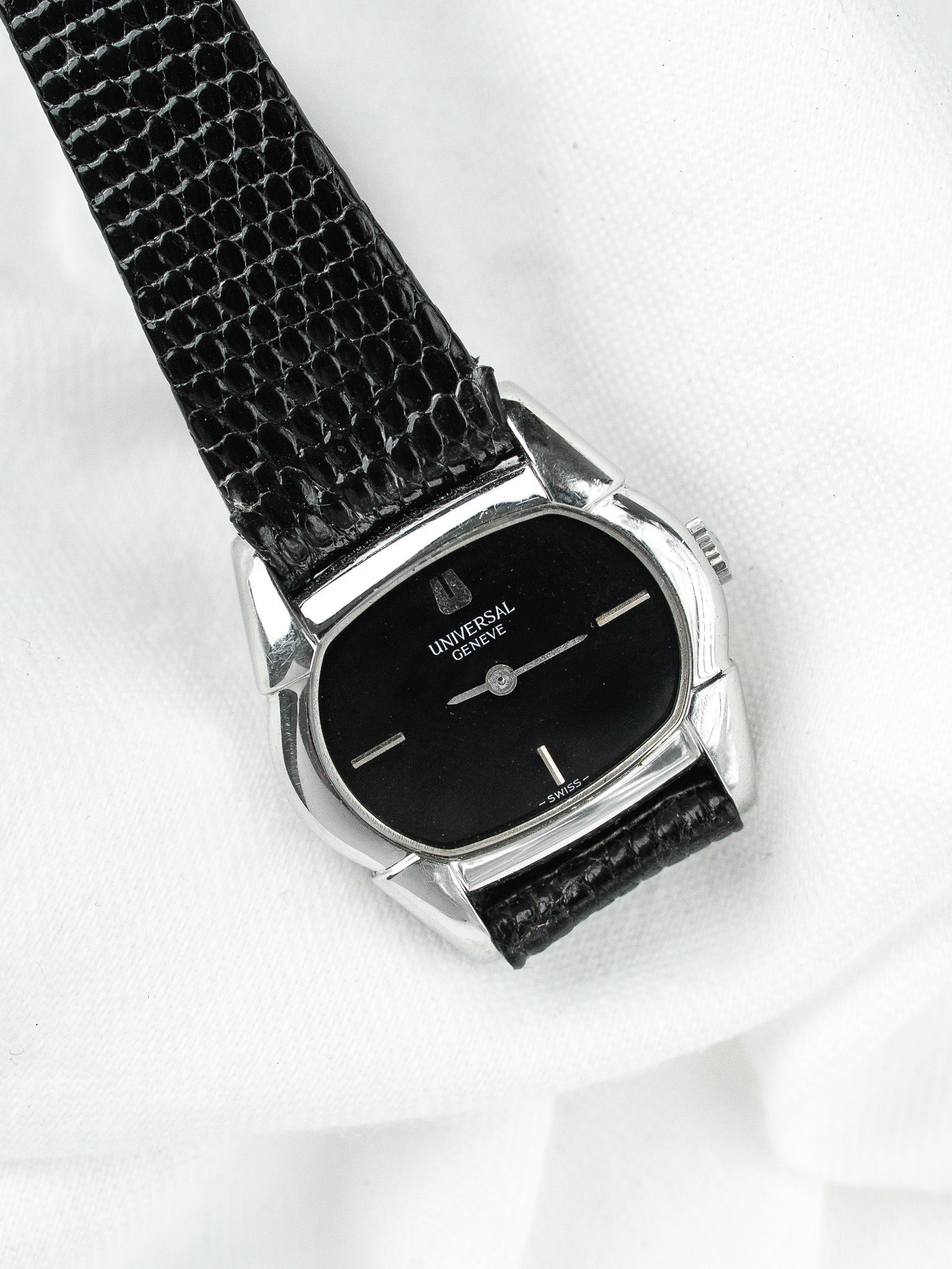 Universal Genève Tonneau腕表 精钢 — 黑色漆面表盘 (1970s)