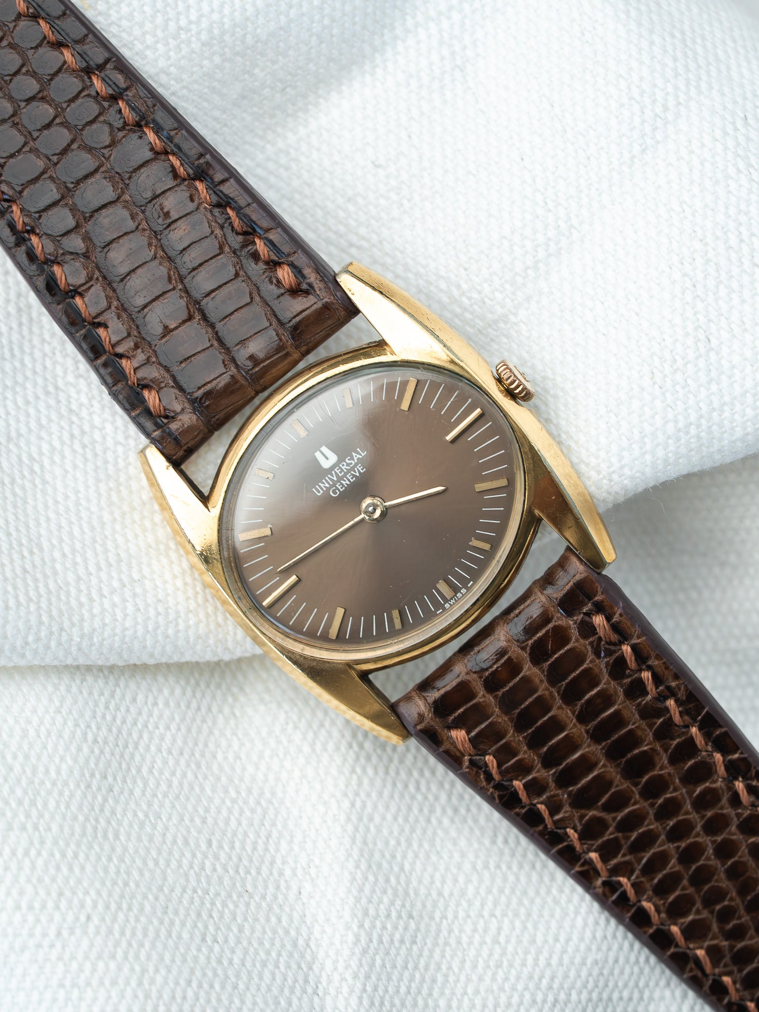 Montre Universal Genève Vintage - "Batwing" Plaqué or (Années 1970) - Atelier Victor