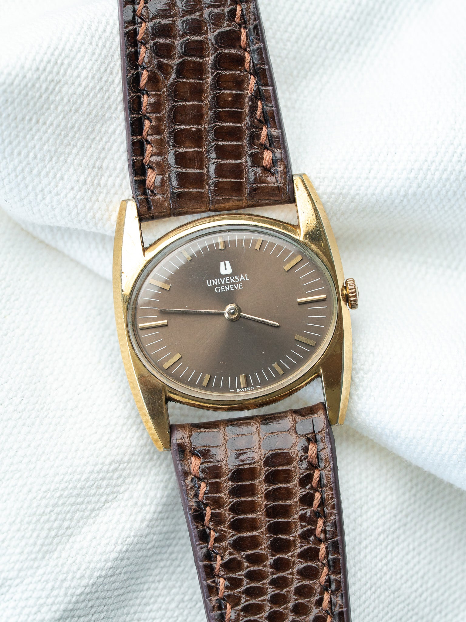 Montre Universal Genève Vintage - "Batwing" Plaqué or (Années 1970) - Atelier Victor