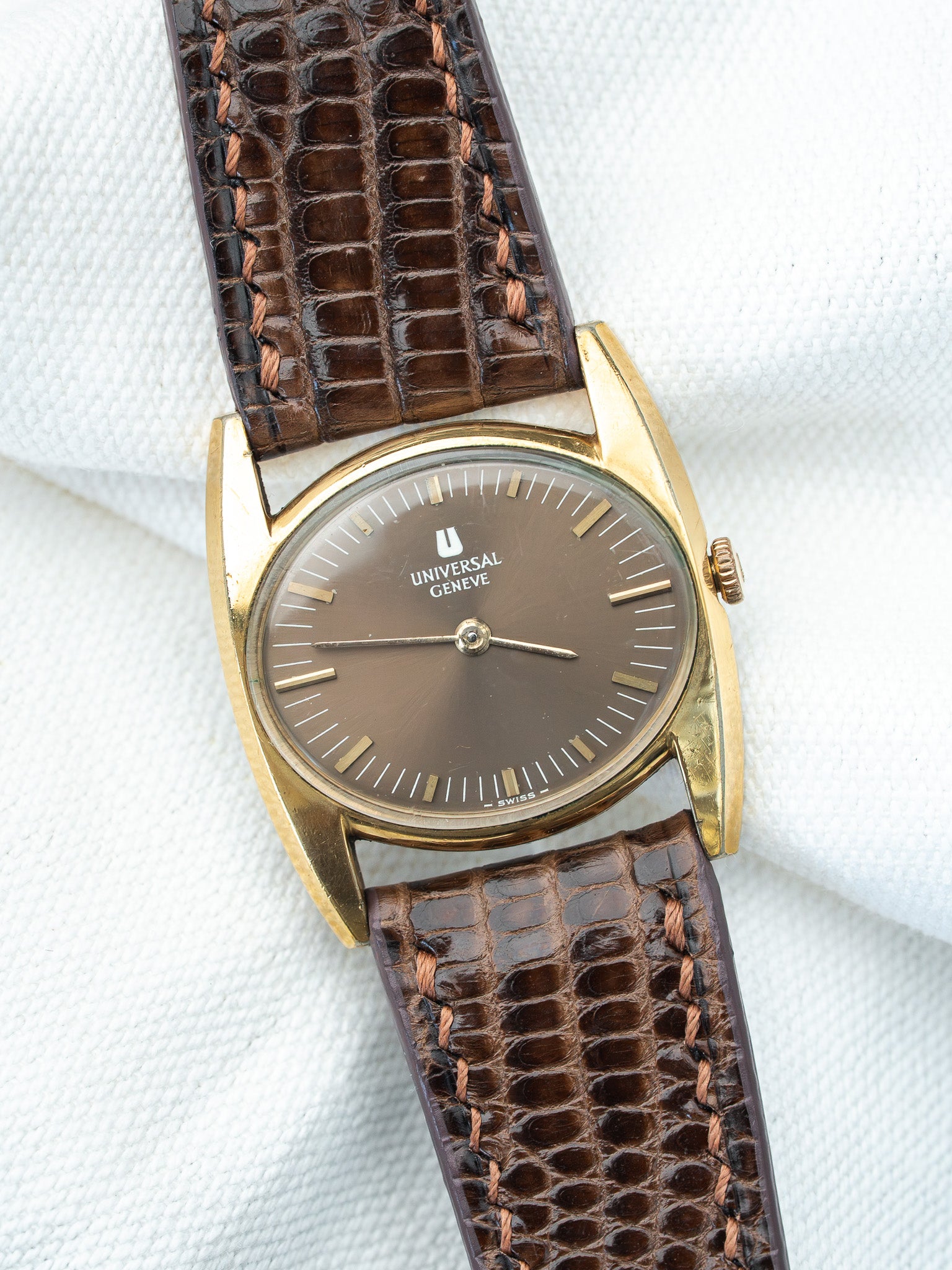 Montre Universal Genève Vintage - "Batwing" Plaqué or (Années 1970) - Atelier Victor
