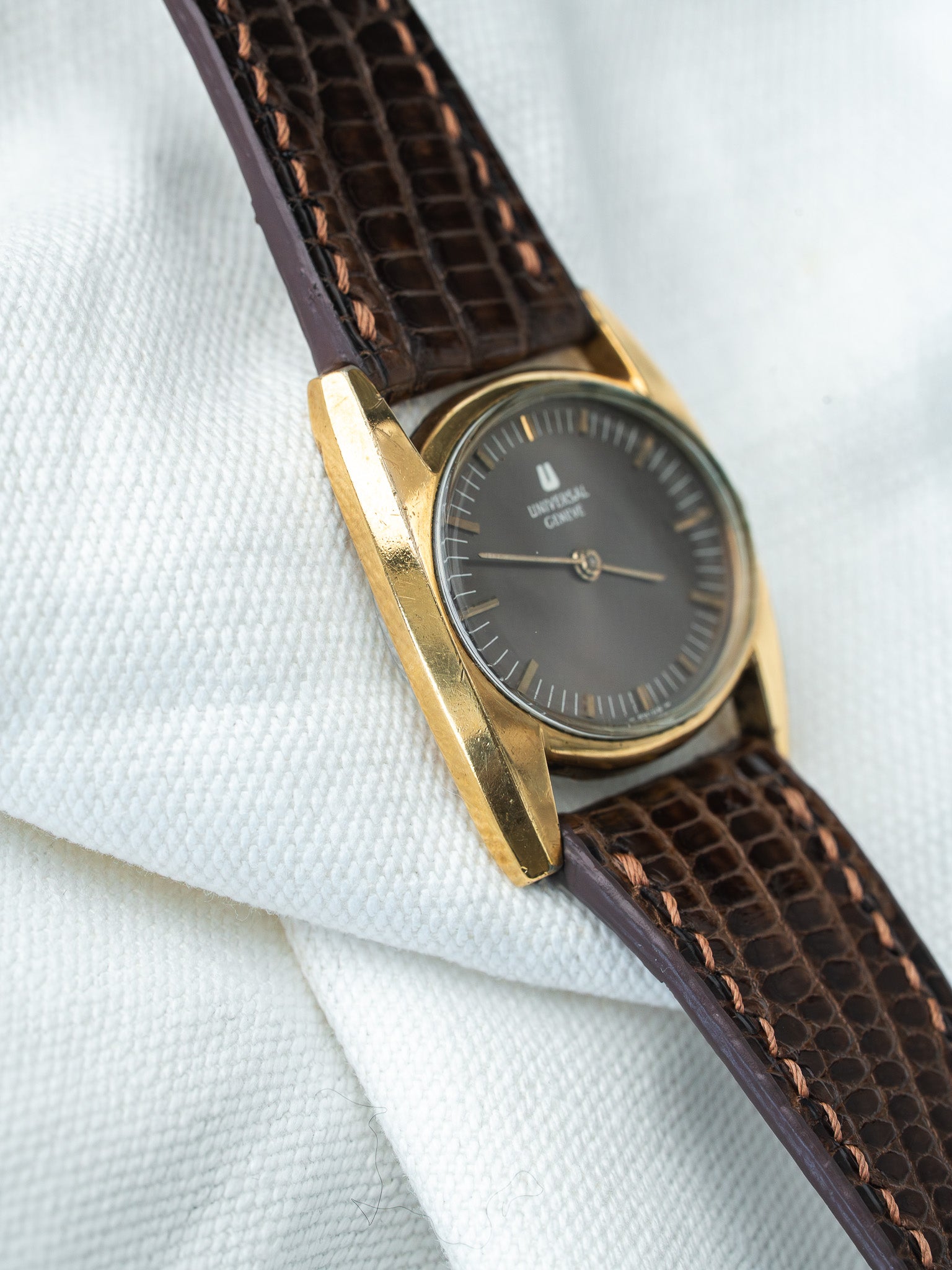 Montre Universal Genève Vintage - "Batwing" Plaqué or (Années 1970) - Atelier Victor