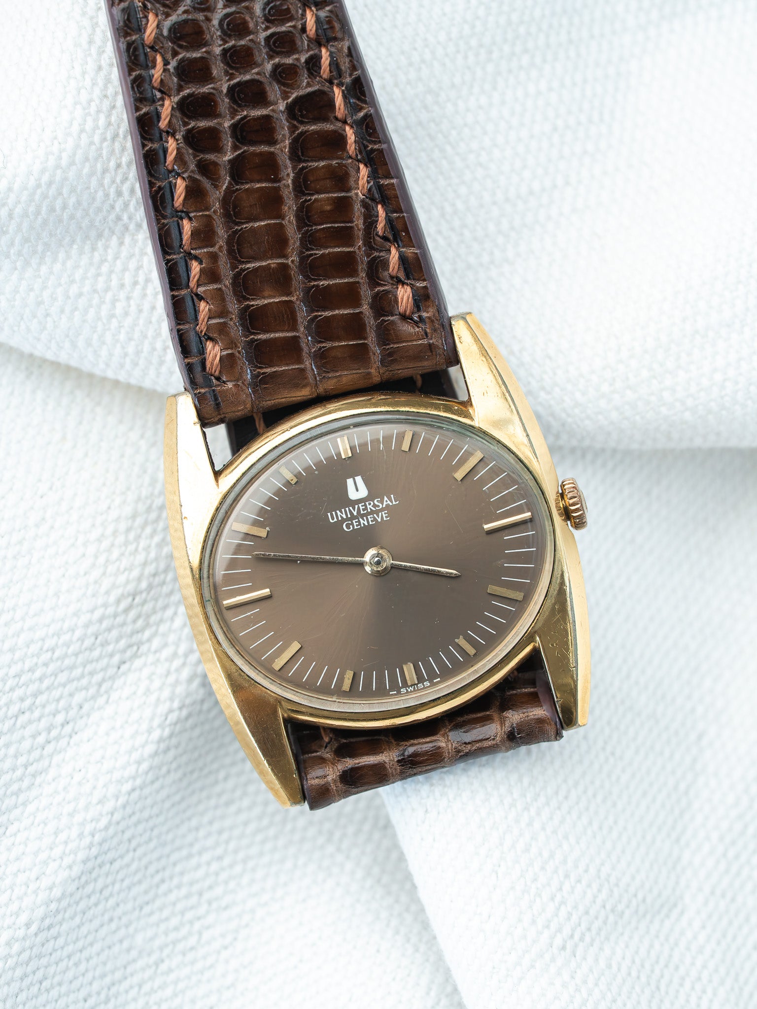 Montre Universal Genève Vintage - "Batwing" Plaqué or (Années 1970) - Atelier Victor