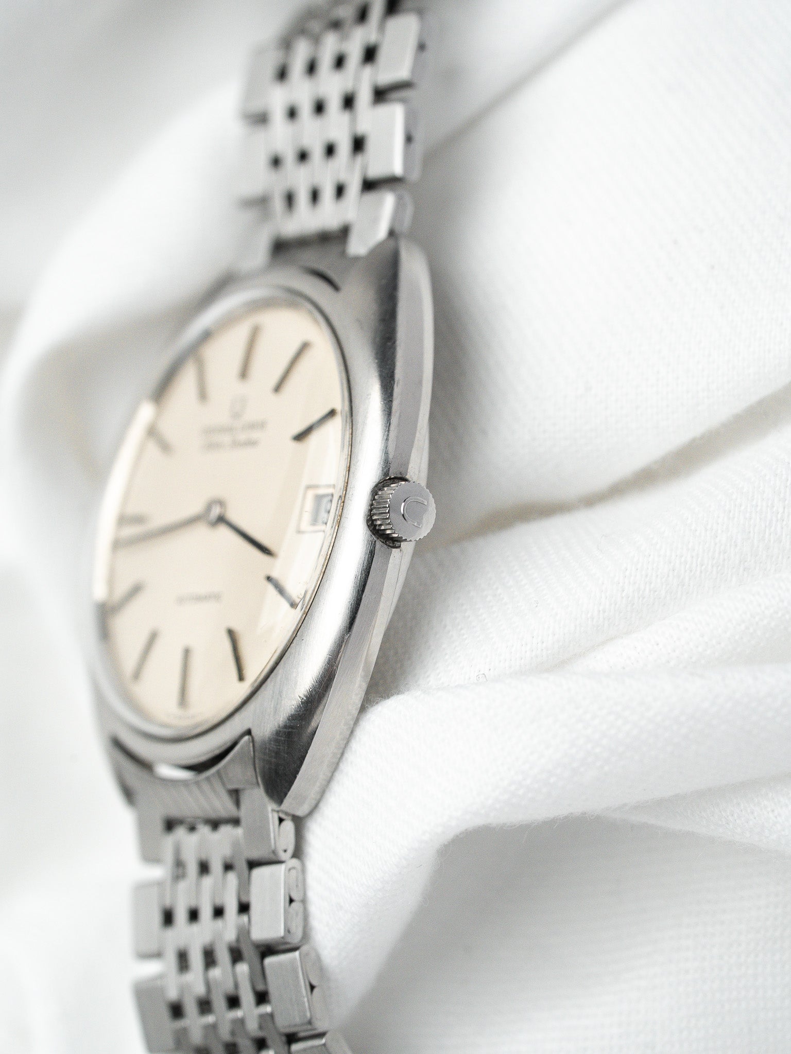 Universal Genève White Shadow Watch — Micro-Rotor Date (1970)