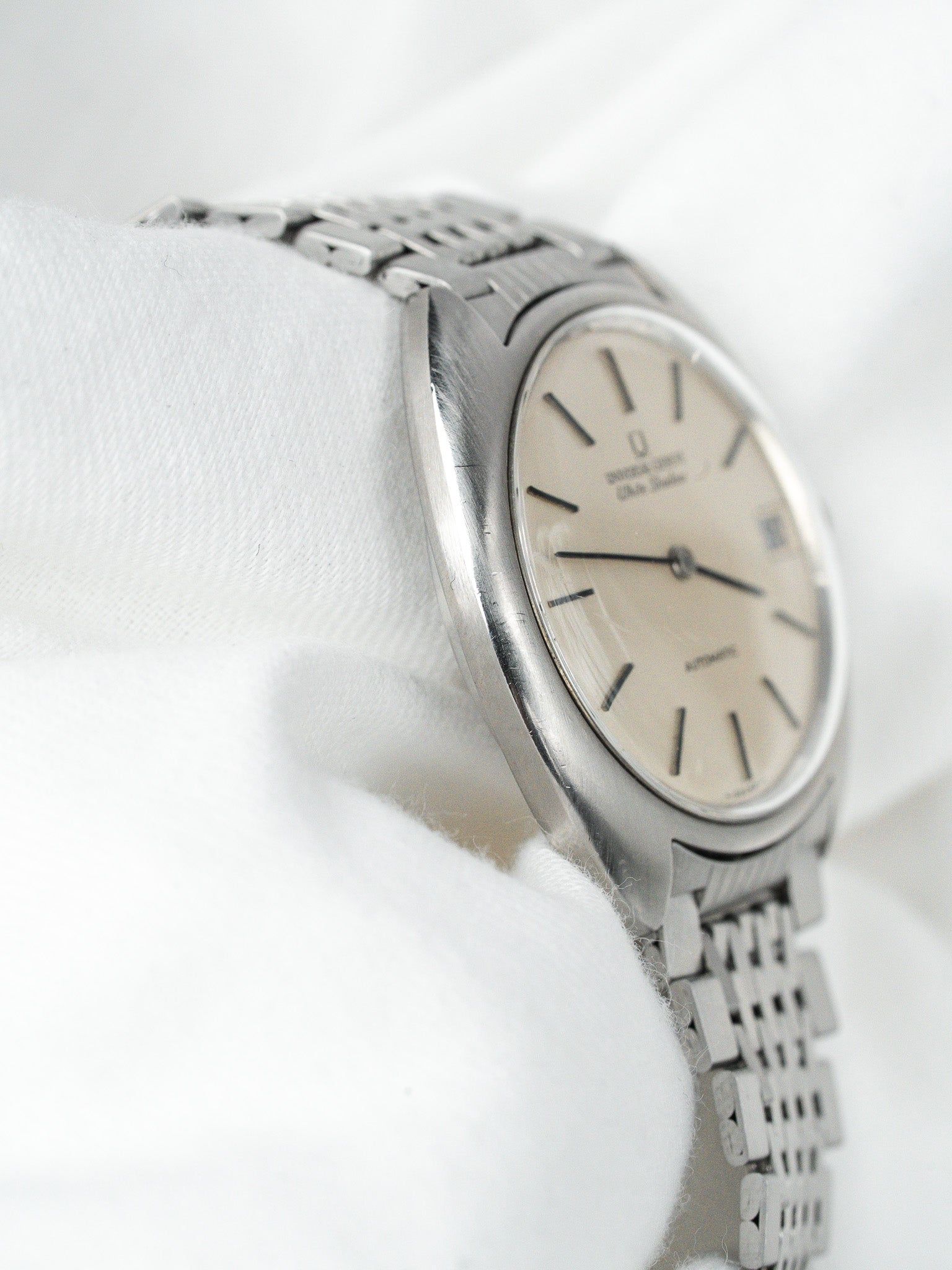 Universal Genève White Shadow Watch — Micro-Rotor Date (1970)