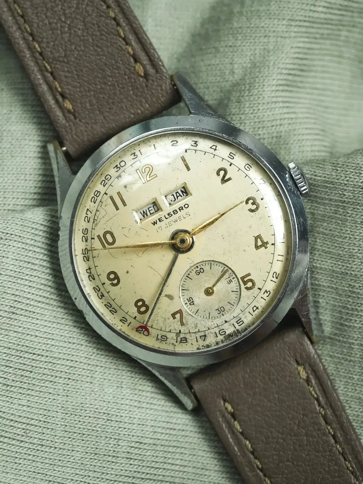 Montre Welsbro Vintage - Triple Calendrier Patine Crème Manuel (Années 1950) - Atelier Victor