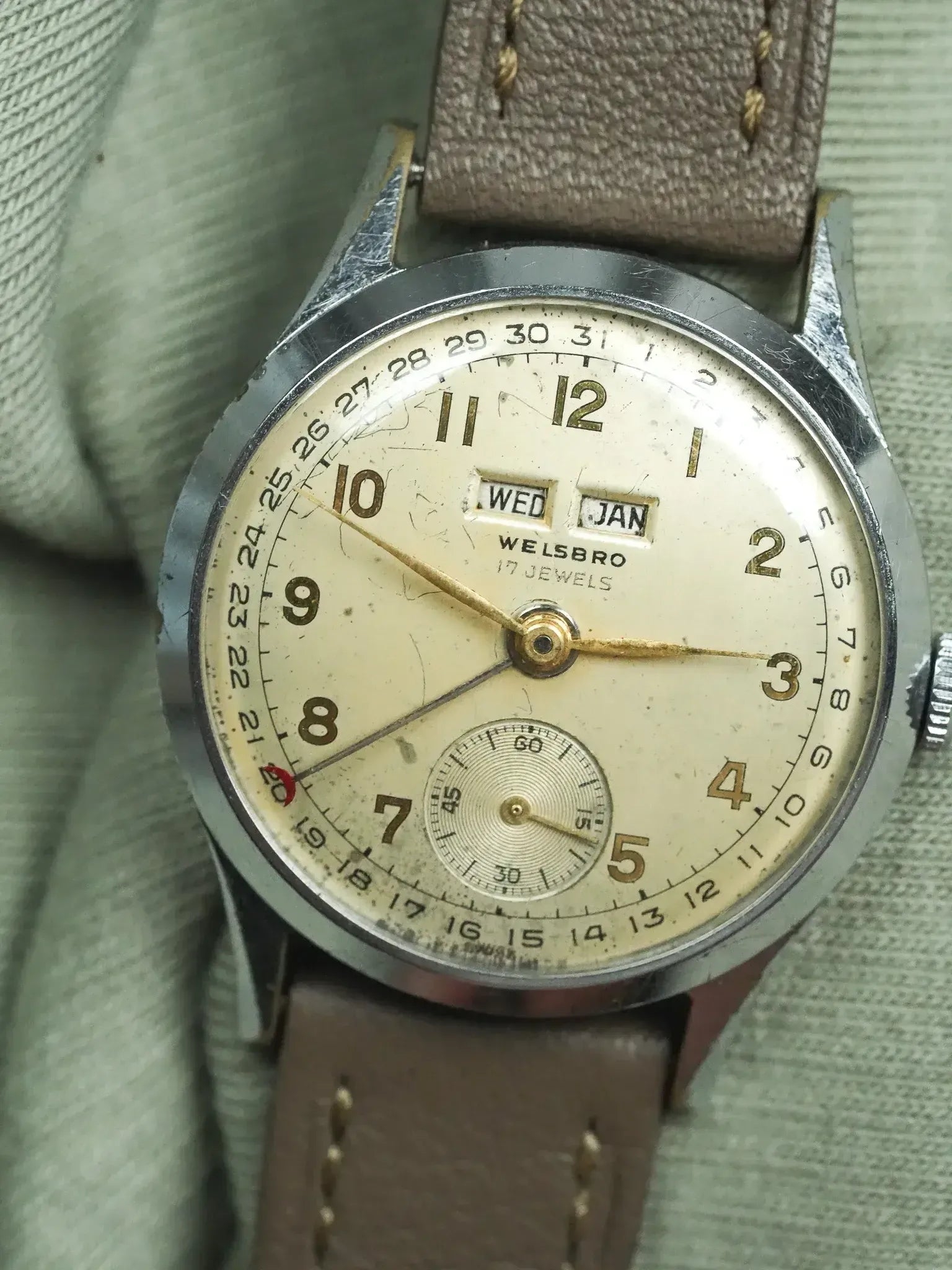Montre Welsbro Vintage - Triple Calendrier Patine Crème Manuel (Années 1950) - Atelier Victor