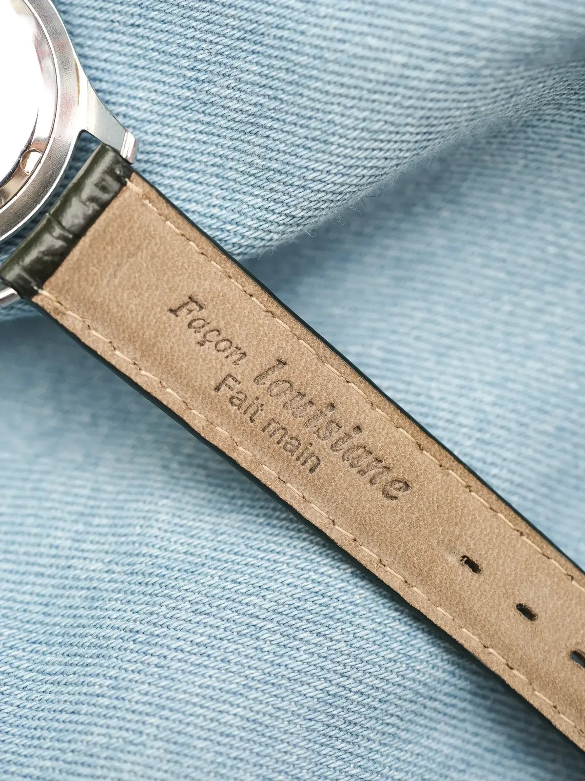 Montre vintage avec bracelet cuir marron, inscription 'Façon Louisiane Fait main' visible