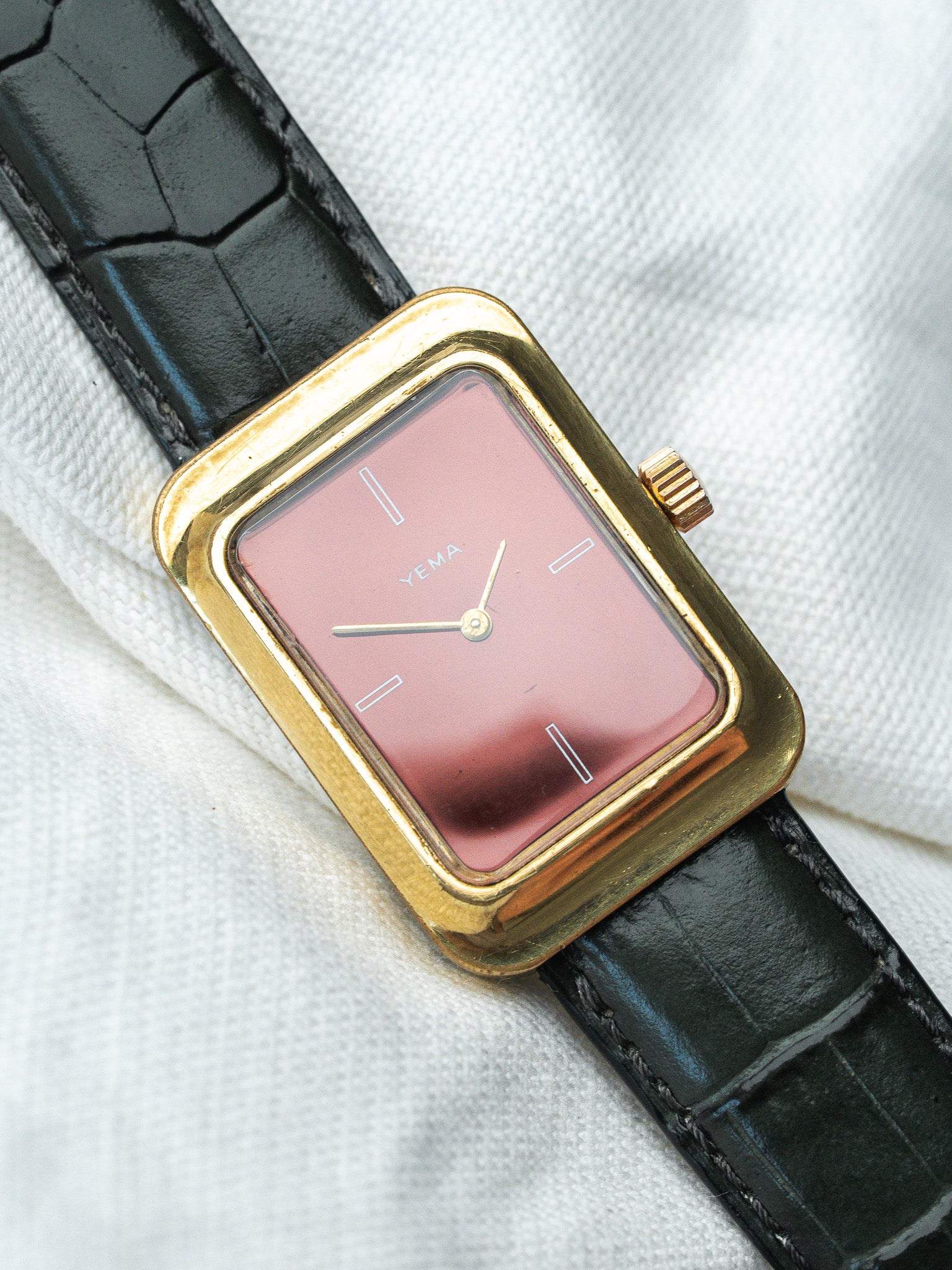 Montre Yema Vintage - Rectangulaire Or cadran bordeaux ensoleillé (Années 1970) - Atelier Victor