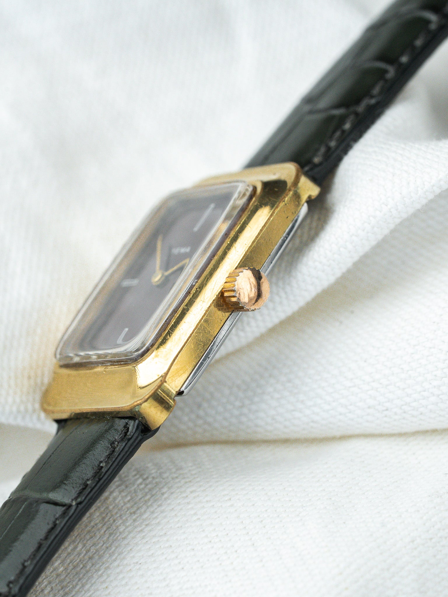 Montre Yema Vintage - Rectangulaire Or cadran bordeaux ensoleillé (Années 1970) - Atelier Victor