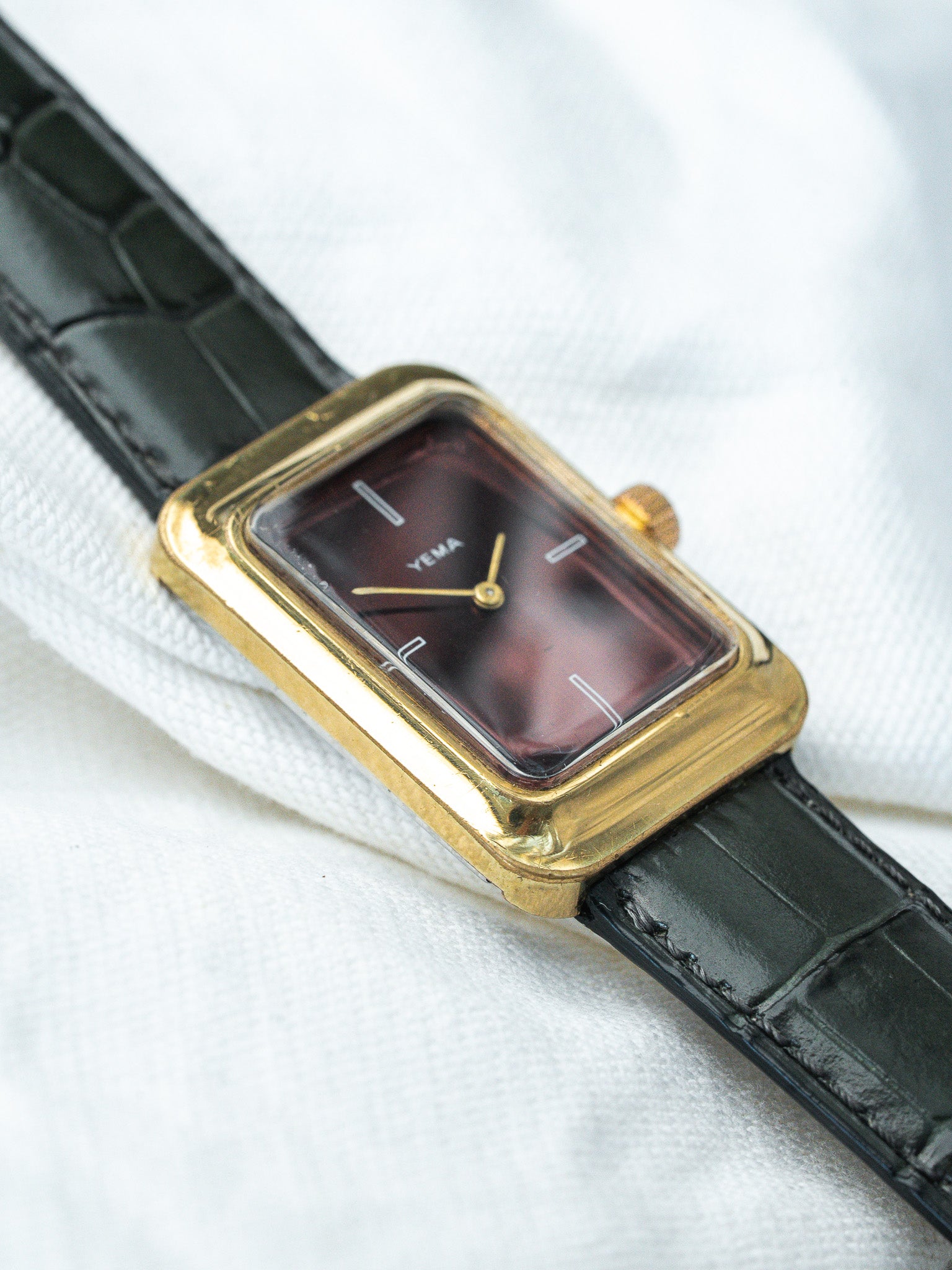 Montre Yema Vintage - Rectangulaire Or cadran bordeaux ensoleillé (Années 1970) - Atelier Victor
