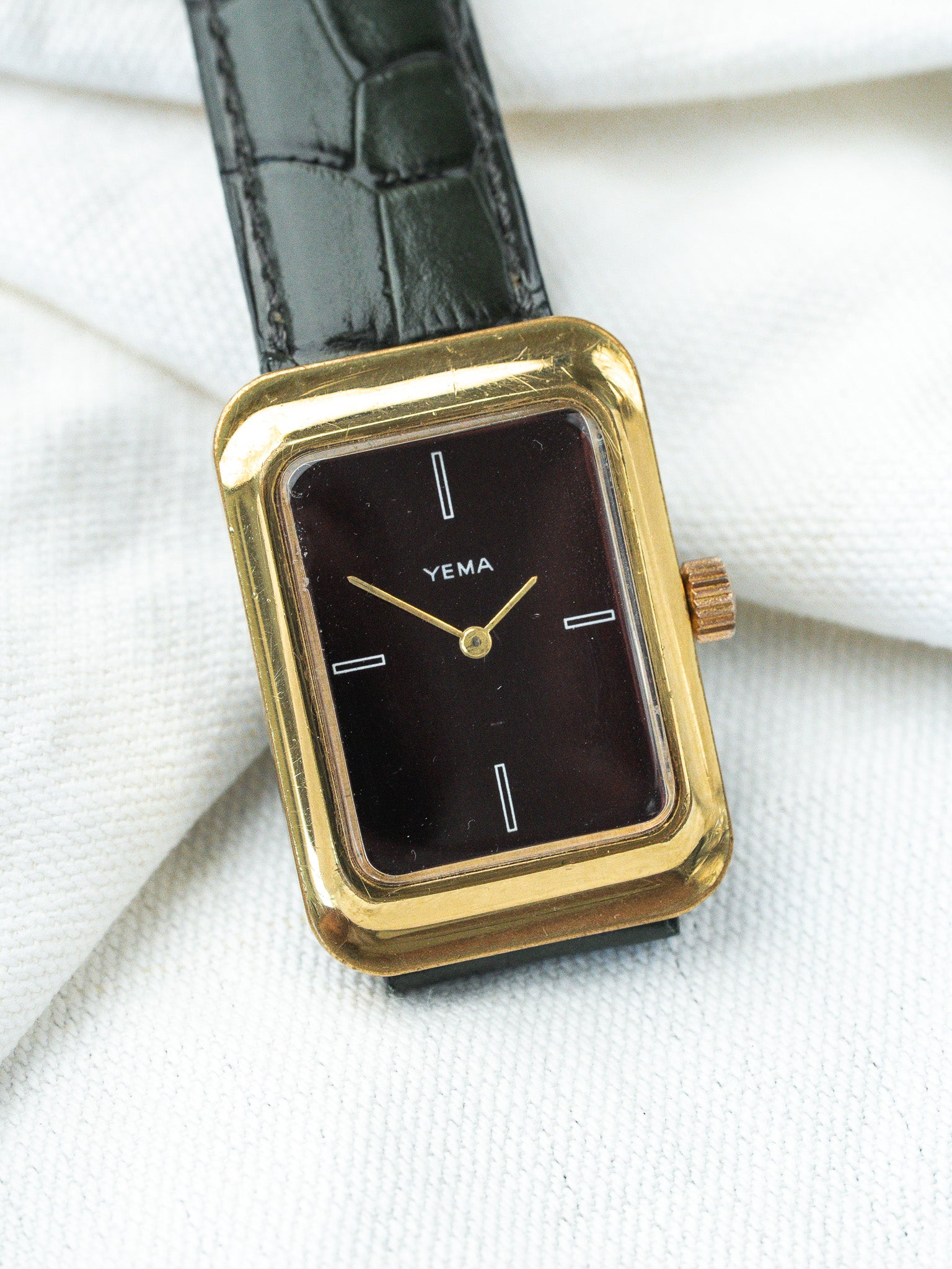 Montre Yema Vintage - Rectangulaire Or cadran bordeaux ensoleillé (Années 1970) - Atelier Victor