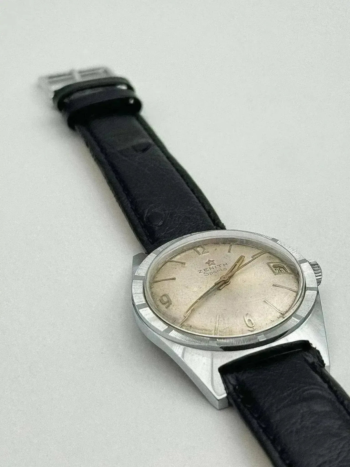 Vue de face du boîtier acier de 35mm - Montre Zenith Sporto Vintage - Atelier Victor