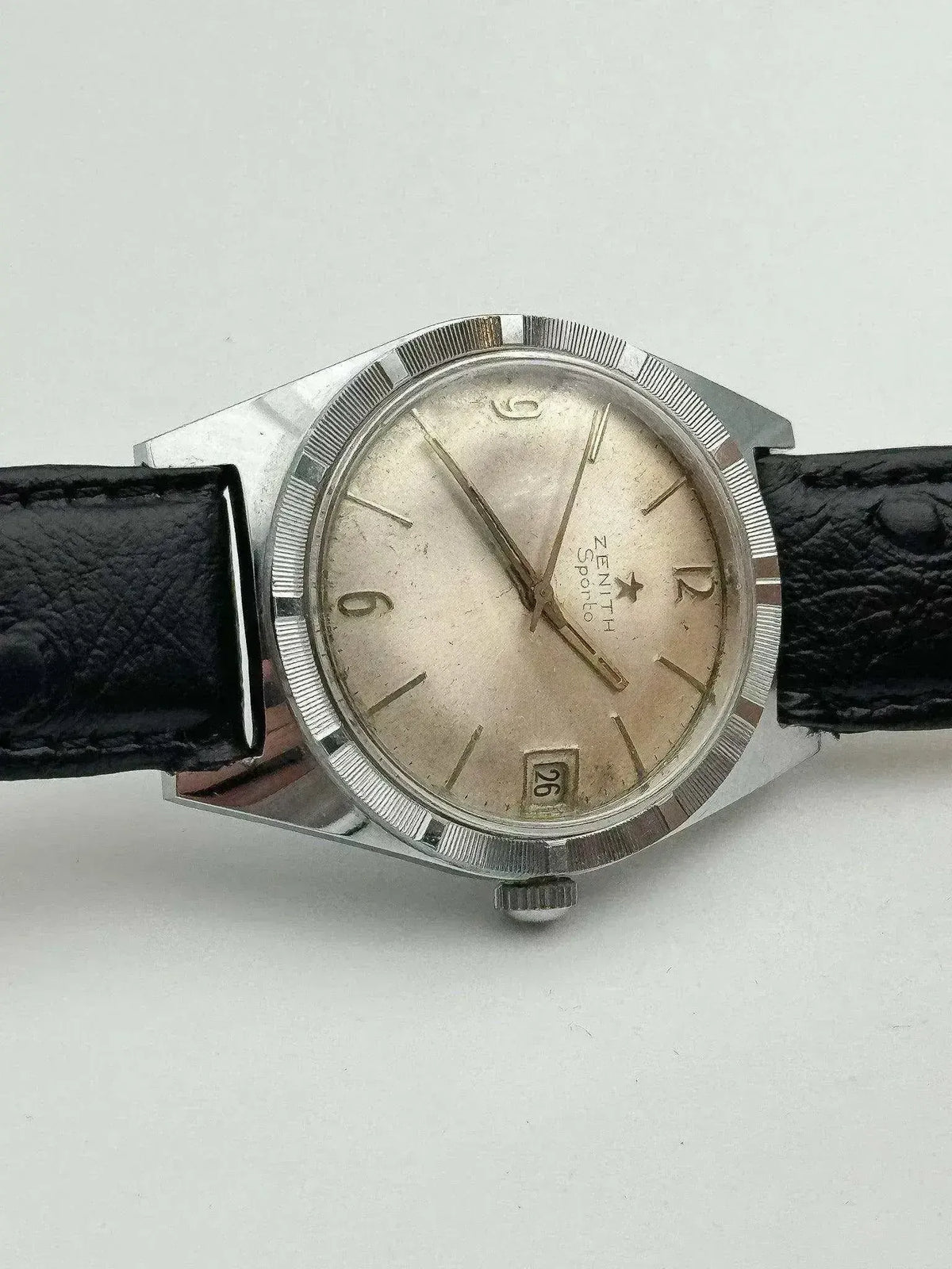 Cadran en lumière rasante et étoile Zenith - Montre Zenith Sporto Vintage - Atelier Victor