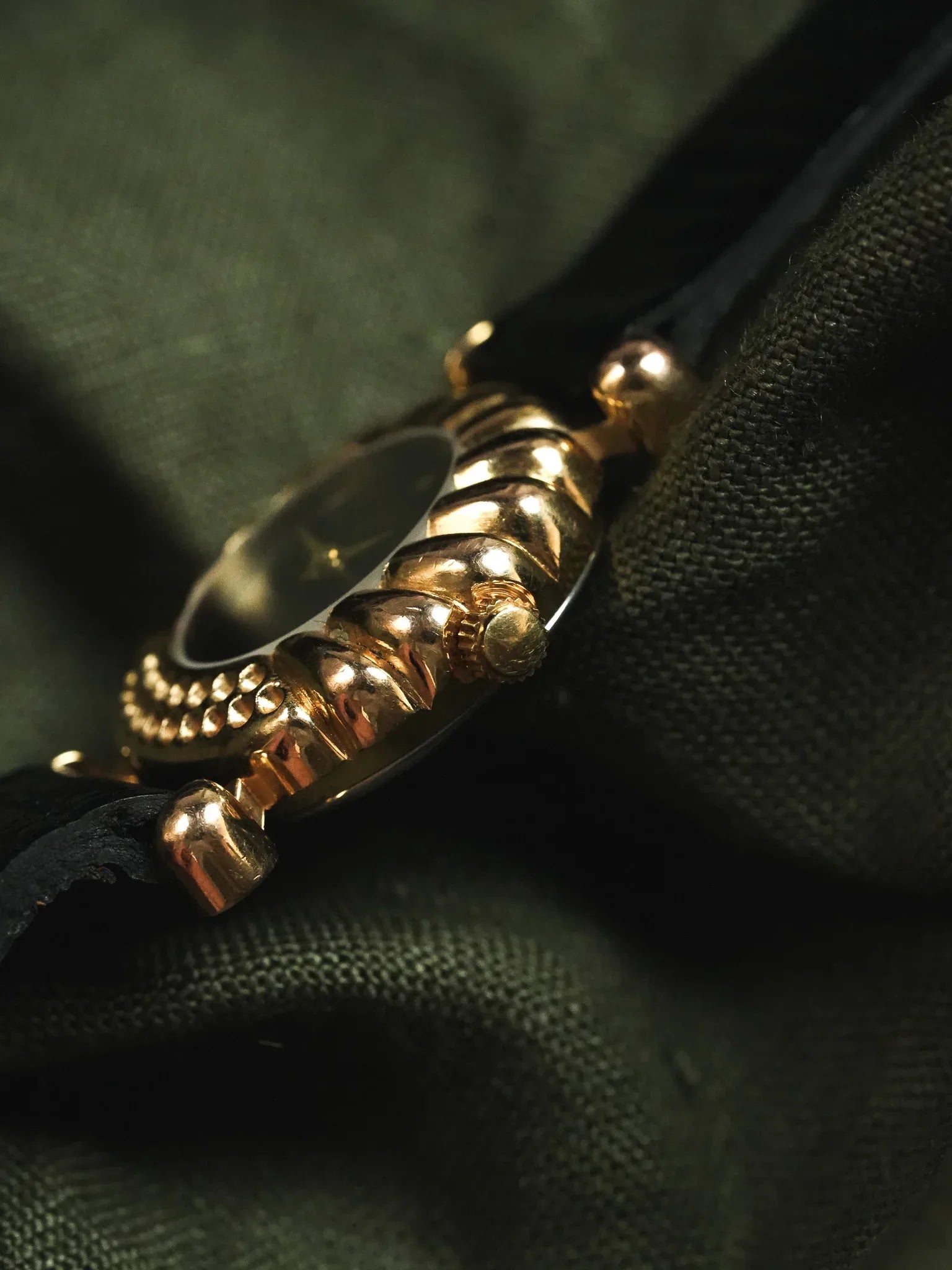 Nappey Besancon - Plaqué or Cadran noir - 1990s - Atelier Victor - Vintage Shop