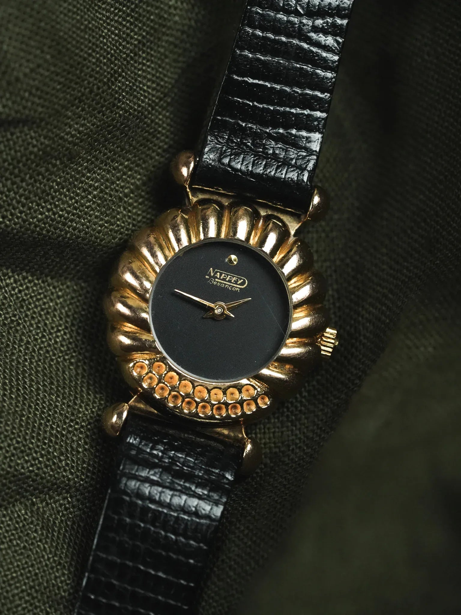 Nappey Besancon - Plaqué or Cadran noir - 1990s - Atelier Victor - Vintage Shop