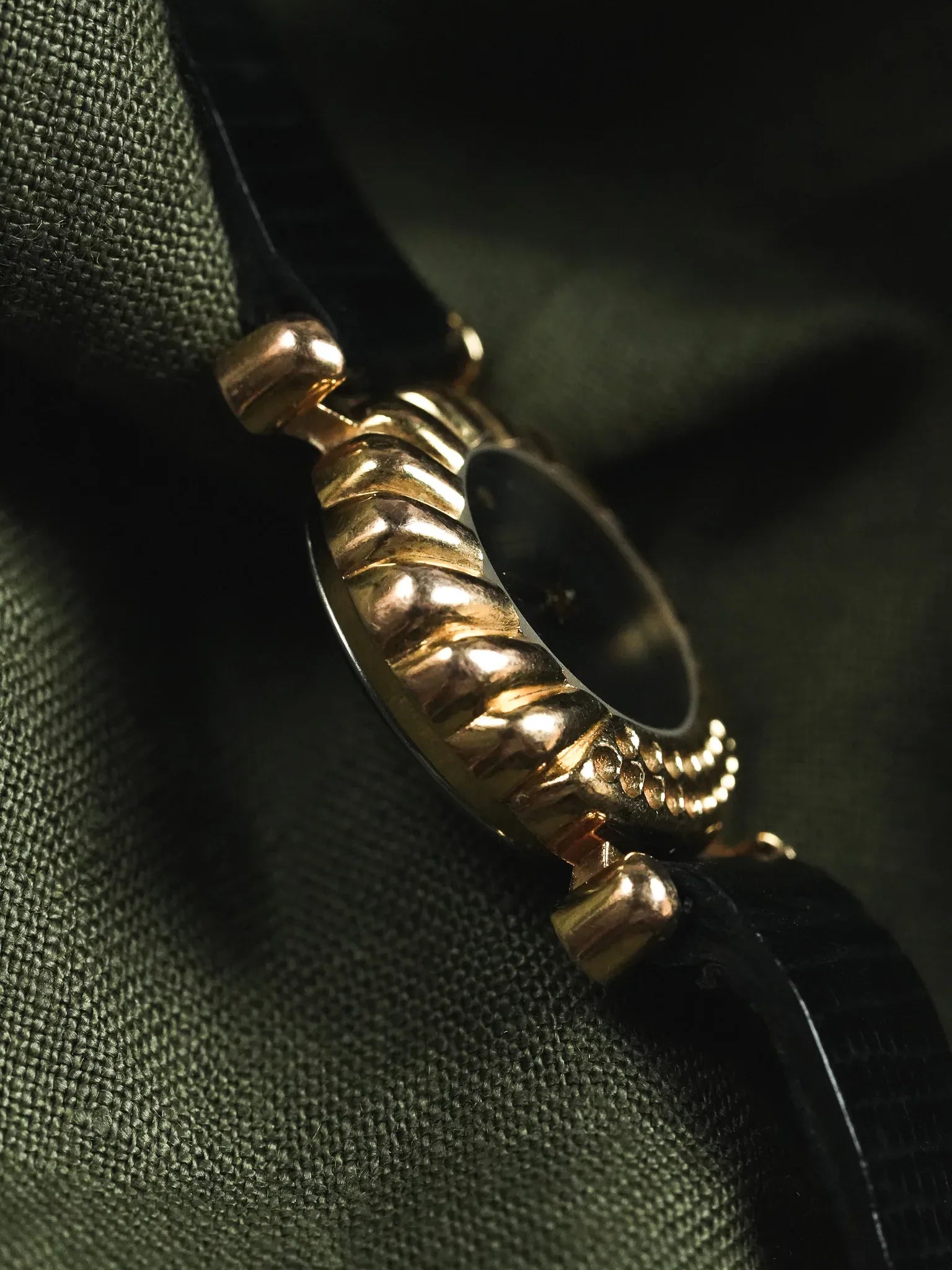 Nappey Besancon - Plaqué or Cadran noir - 1990s - Atelier Victor - Vintage Shop