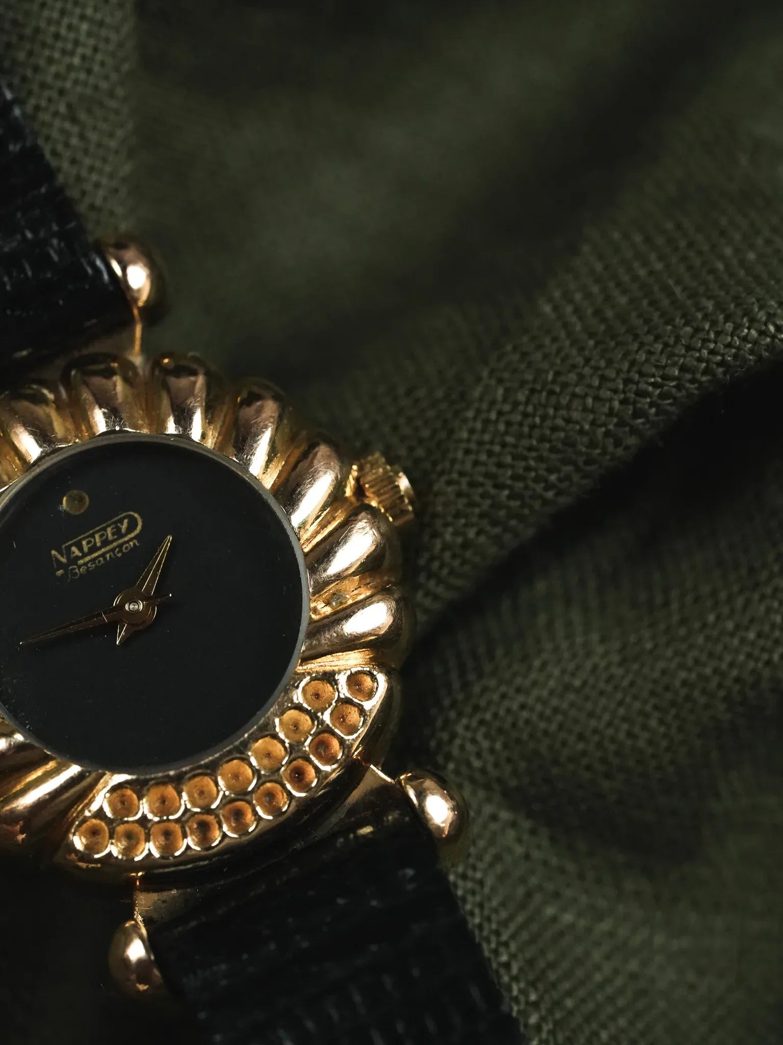 Nappey Besancon - Plaqué or Cadran noir - 1990s - Atelier Victor - Vintage Shop