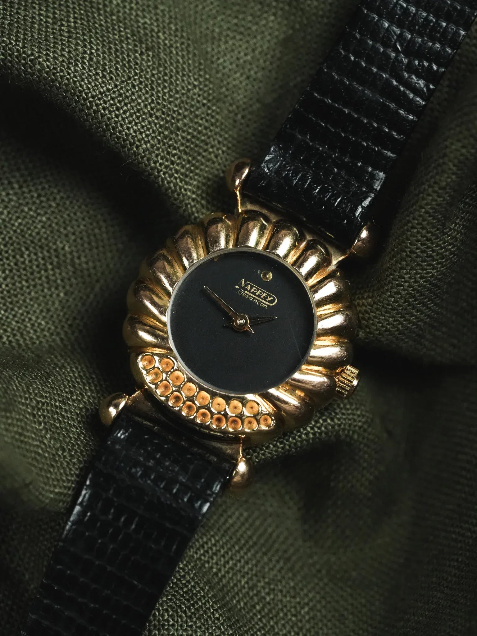 Nappey Besancon - Plaqué or Cadran noir - 1990s - Atelier Victor - Vintage Shop