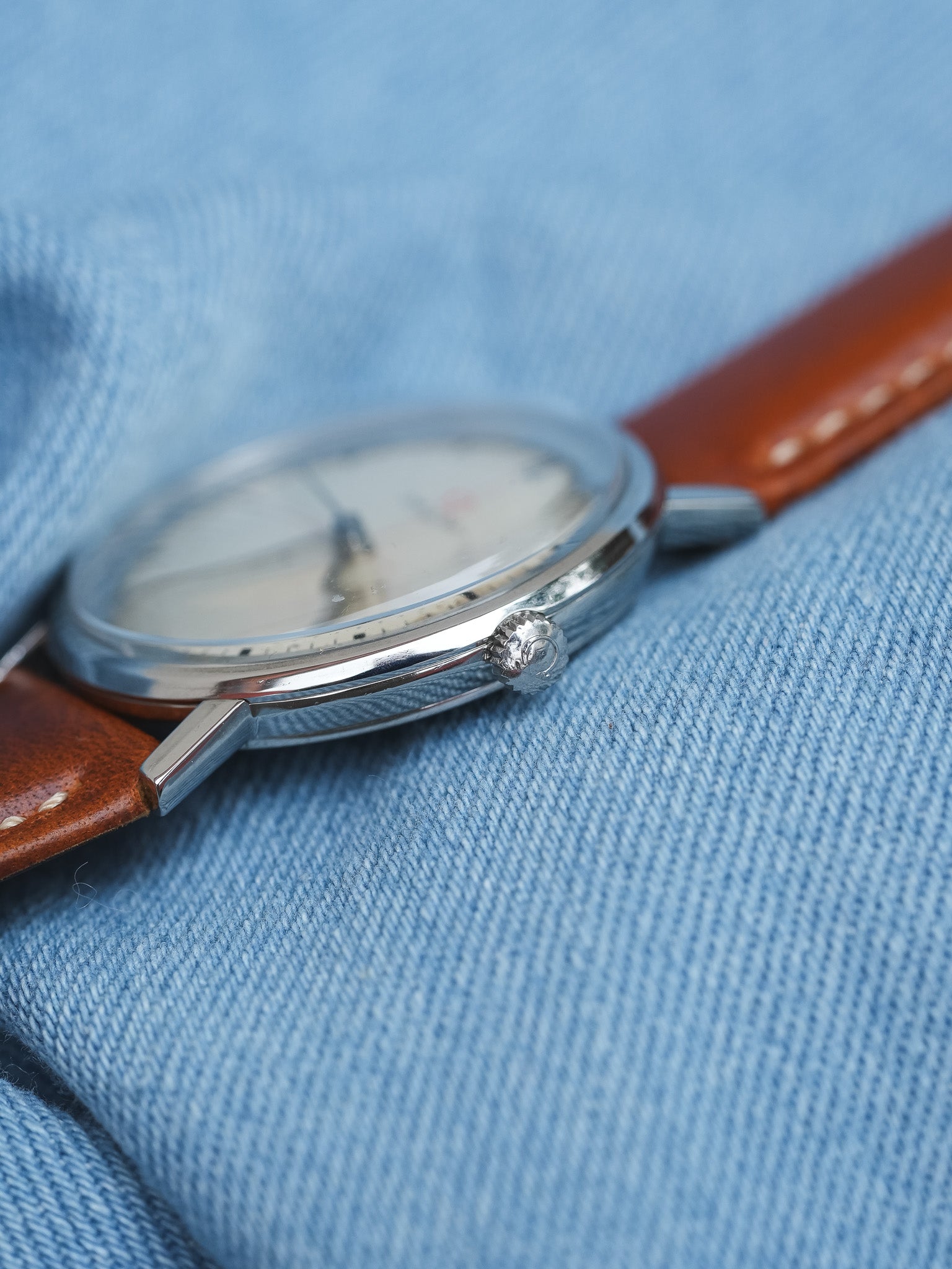 Omega - 131.019 Crosshair rouge acier - 1965 - Atelier Victor - Vintage Shop