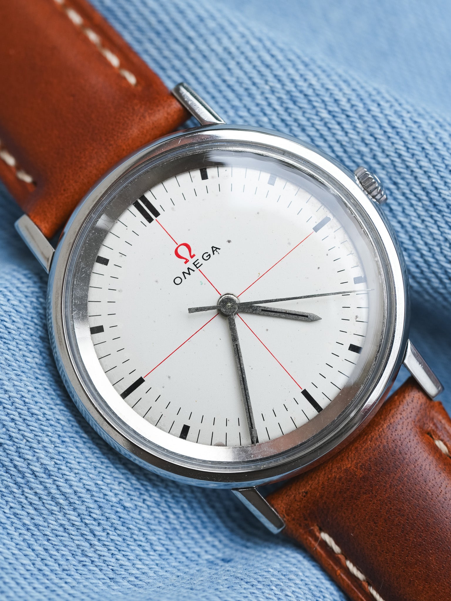 Omega - 131.019 Crosshair rouge acier - 1965 - Atelier Victor - Vintage Shop