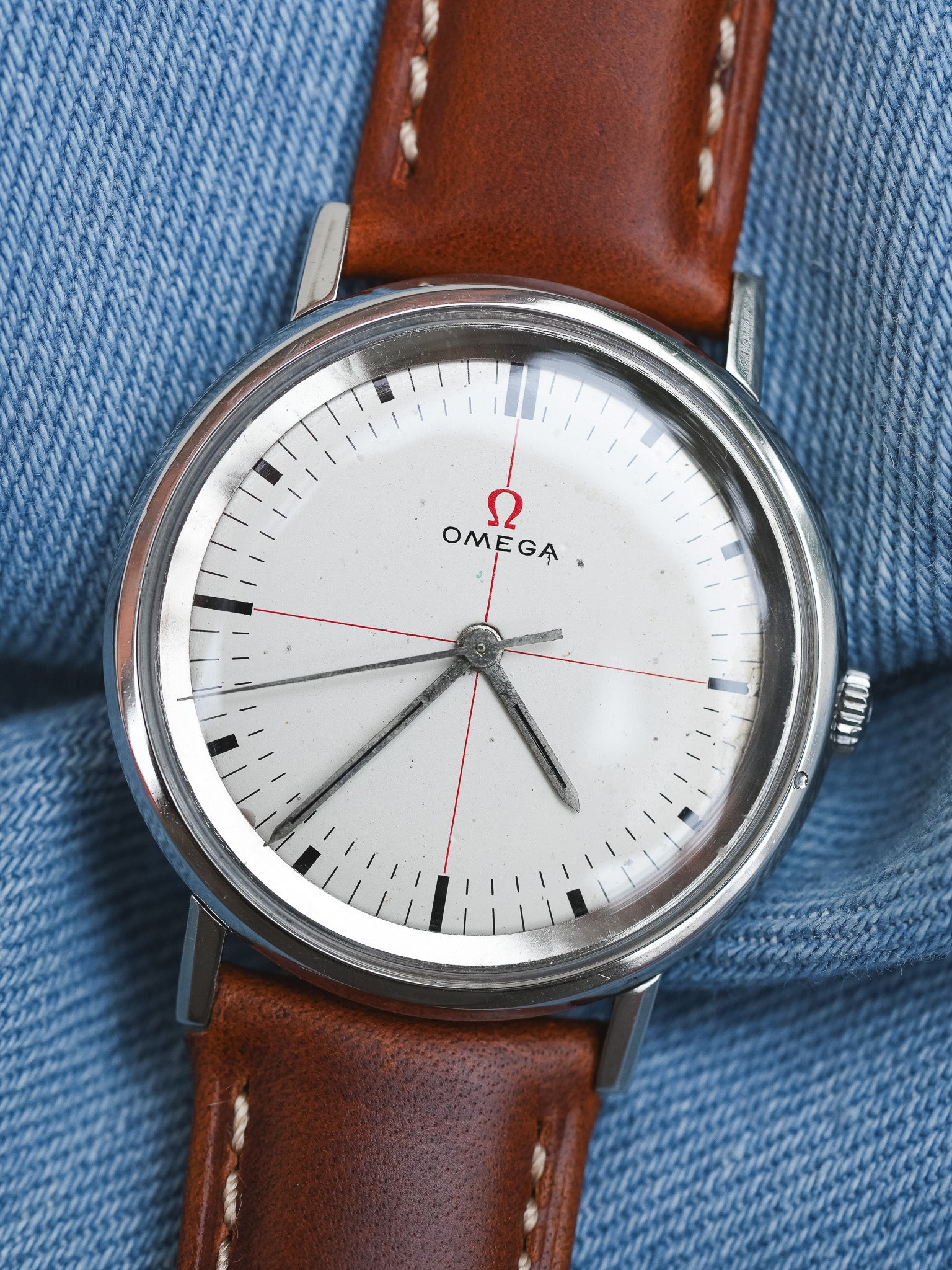 Omega - 131.019 Crosshair rouge acier - 1965 - Atelier Victor - Vintage Shop