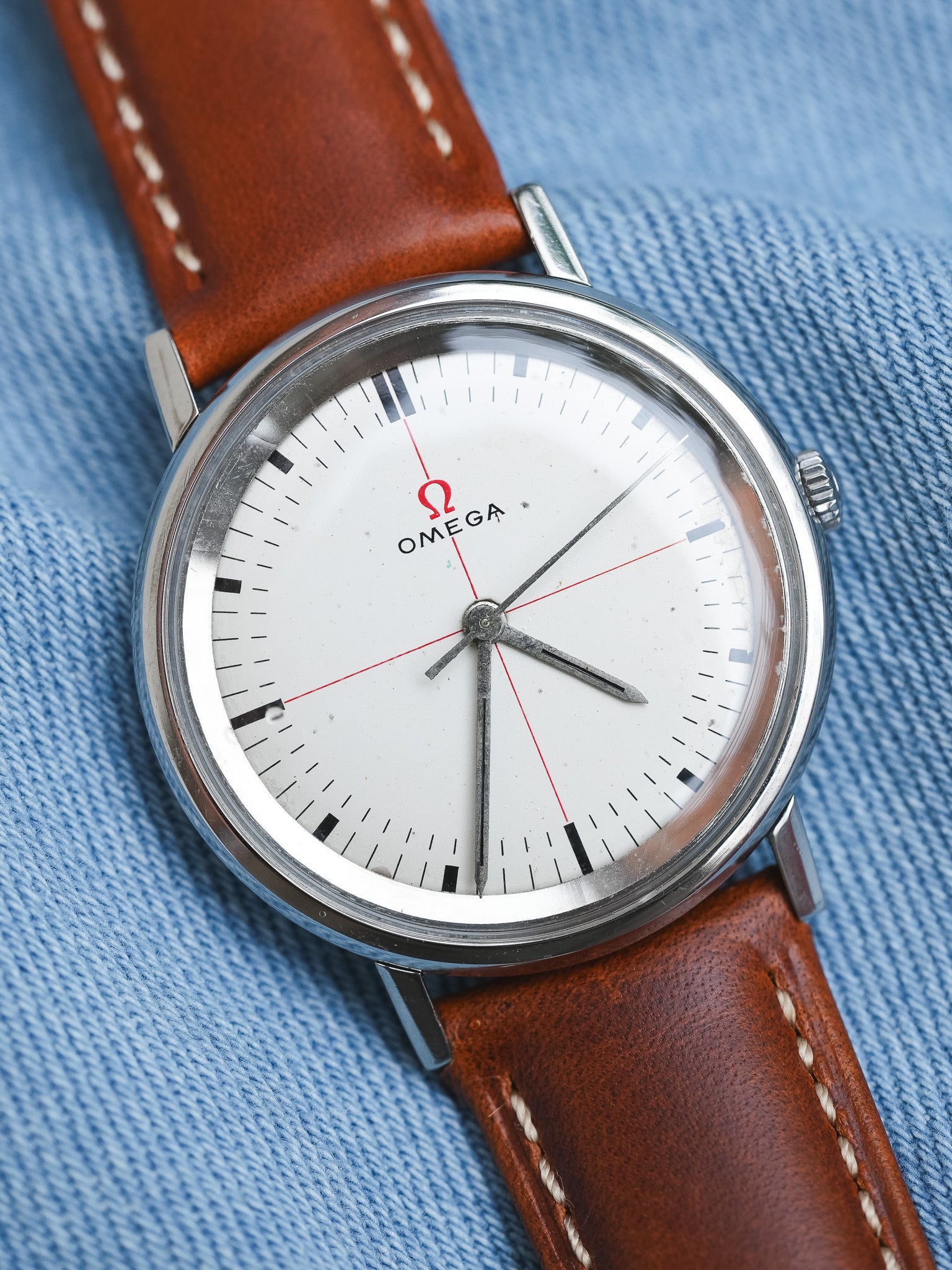 Omega - 131.019 Crosshair rouge acier - 1965 - Atelier Victor - Vintage Shop