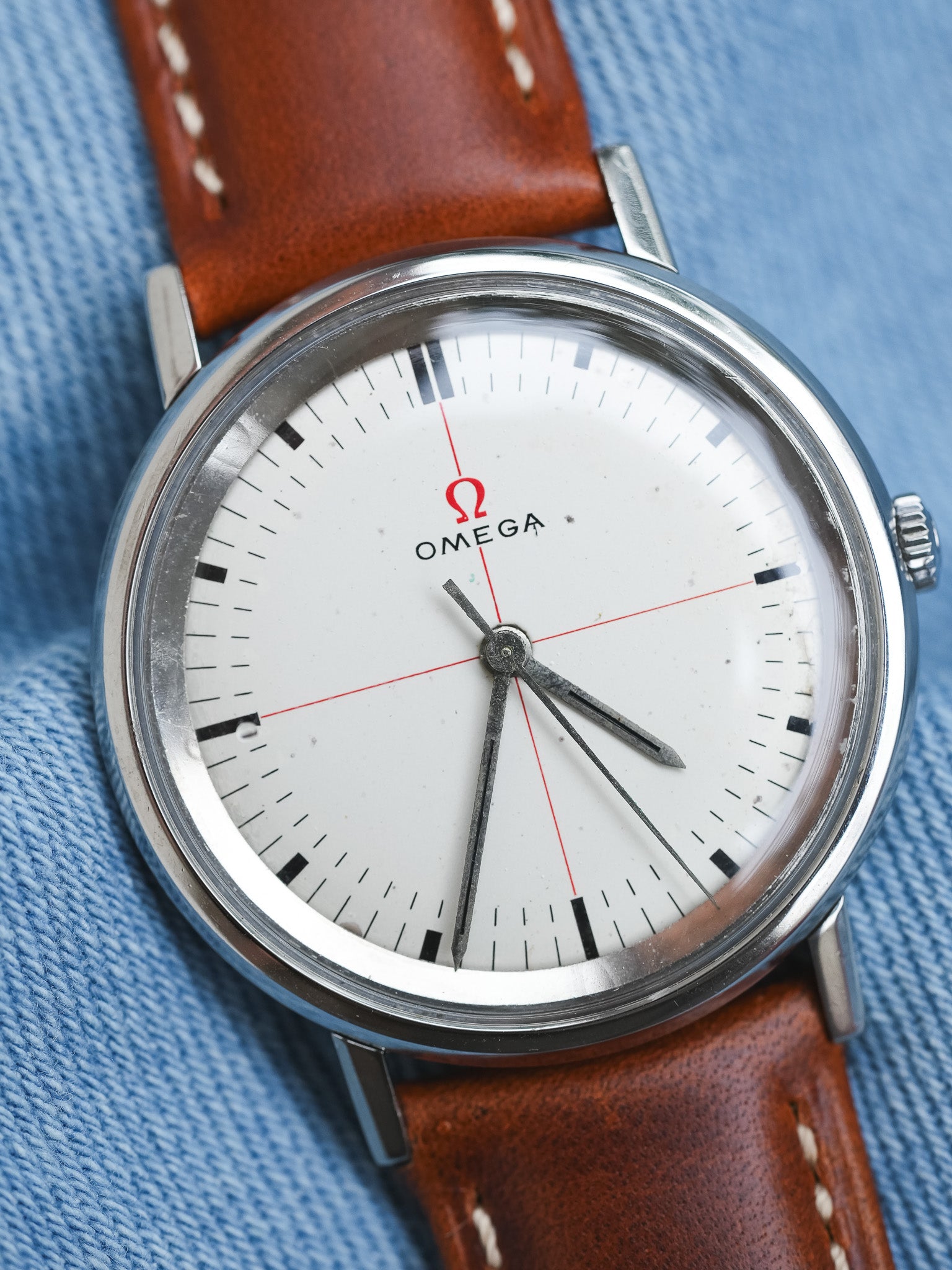 Omega - 131.019 Crosshair rouge acier - 1965 - Atelier Victor - Vintage Shop
