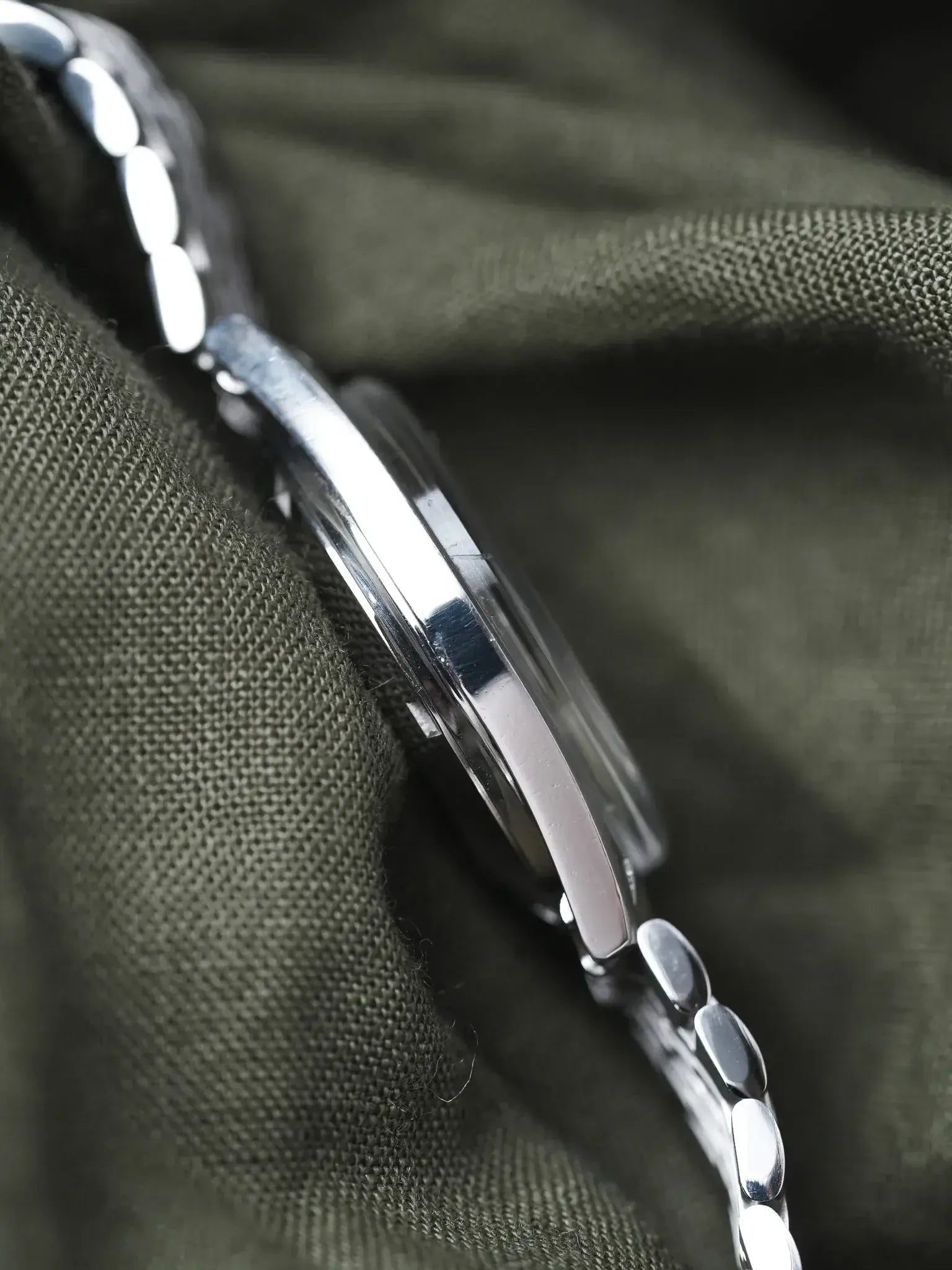 Omega - 166.041 Genève Tonneau Date Grain de Riz - 1968 - Atelier Victor