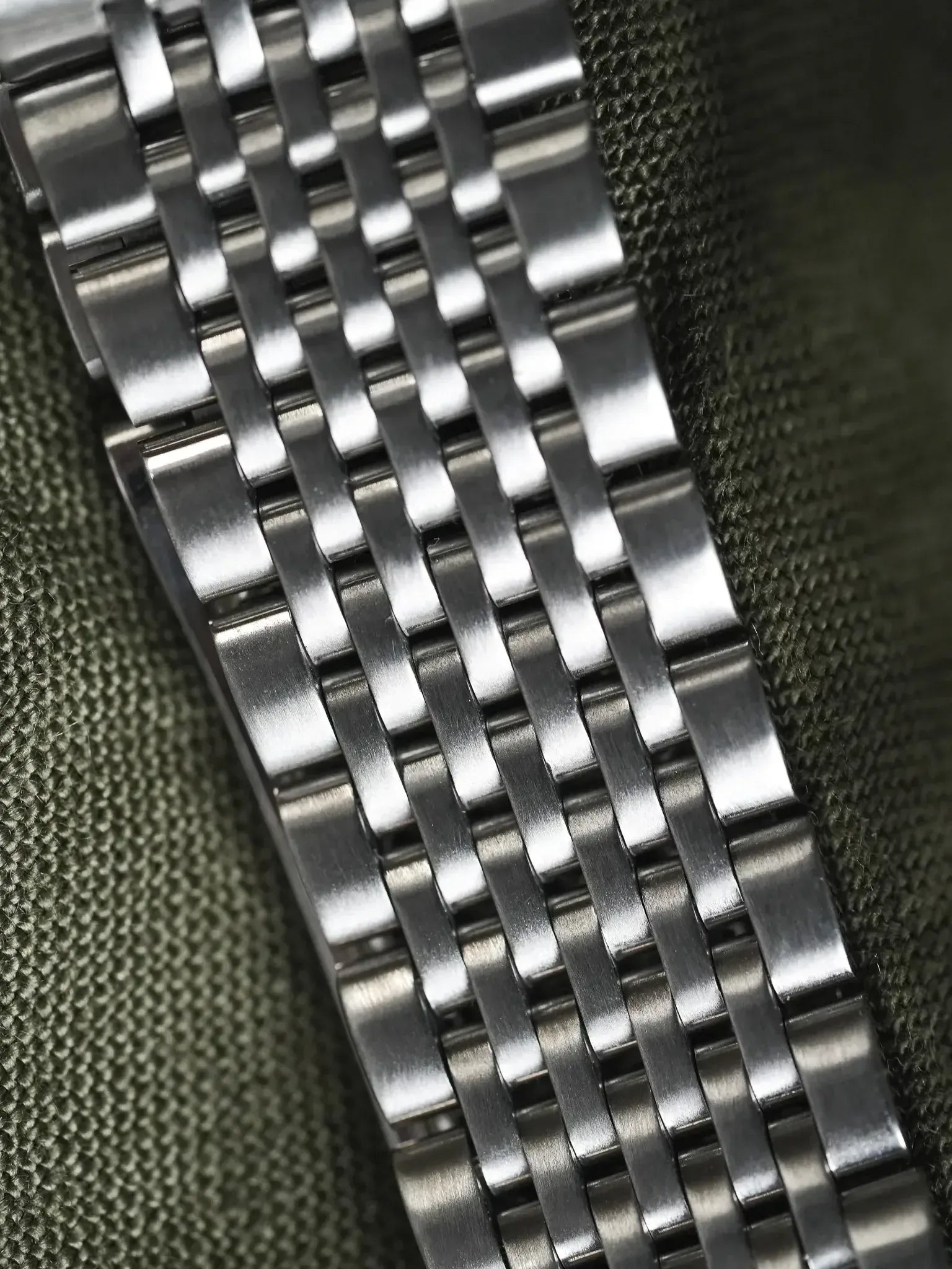 Omega - 166.041 Genève Tonneau Date Grain de Riz - 1968 - Atelier Victor