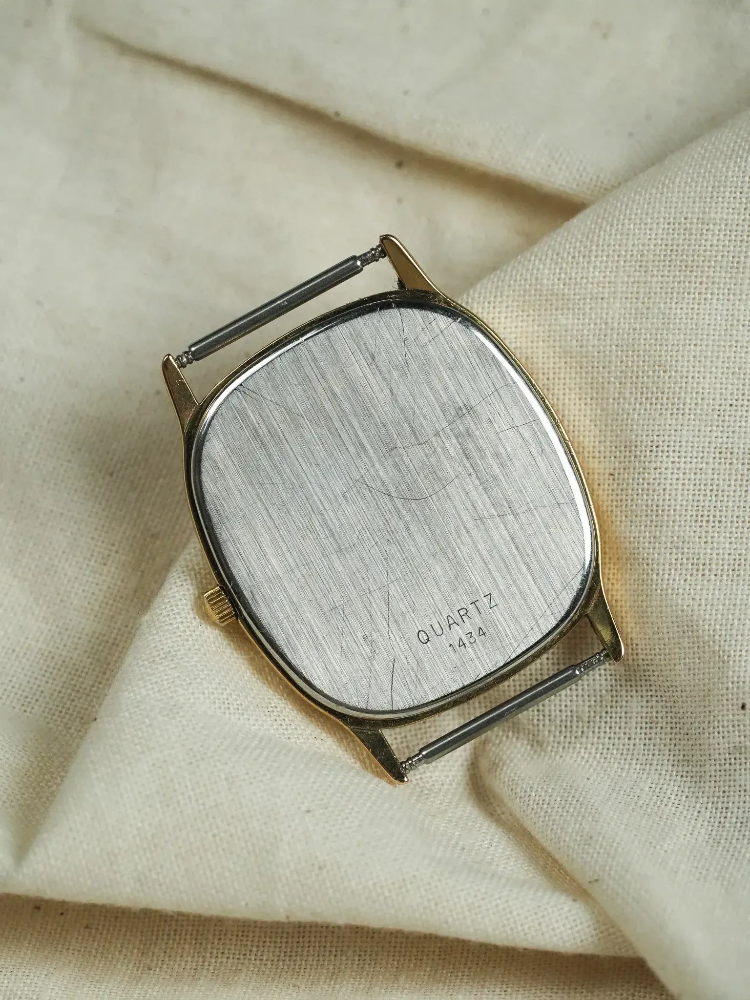 Omega - 191.0220 Tonneau Or Cadran Or Quartz - 1982 - Atelier Victor