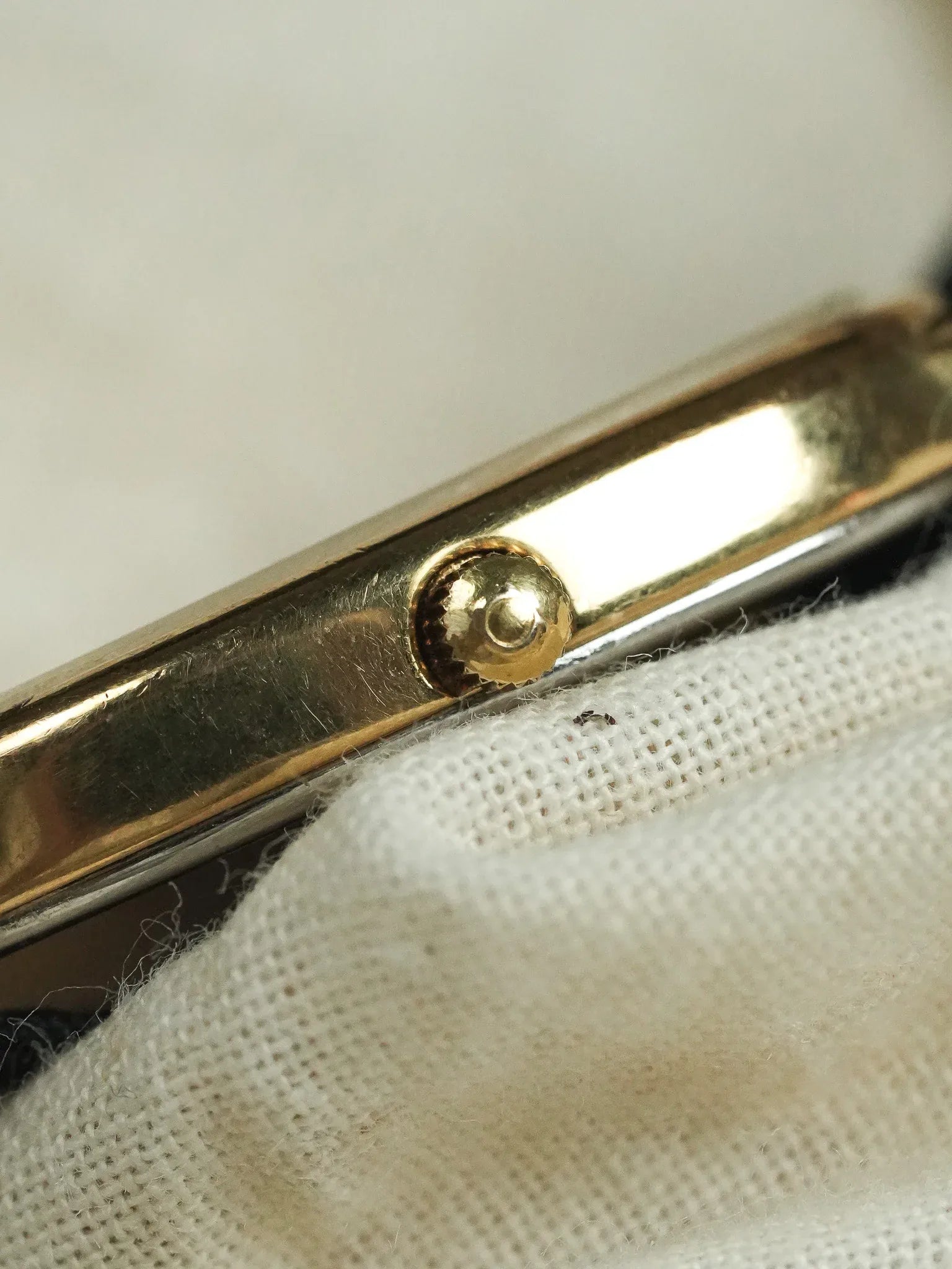 Omega - 191.0220 Tonneau Or Cadran Or Quartz - 1982 - Atelier Victor - Vintage Shop