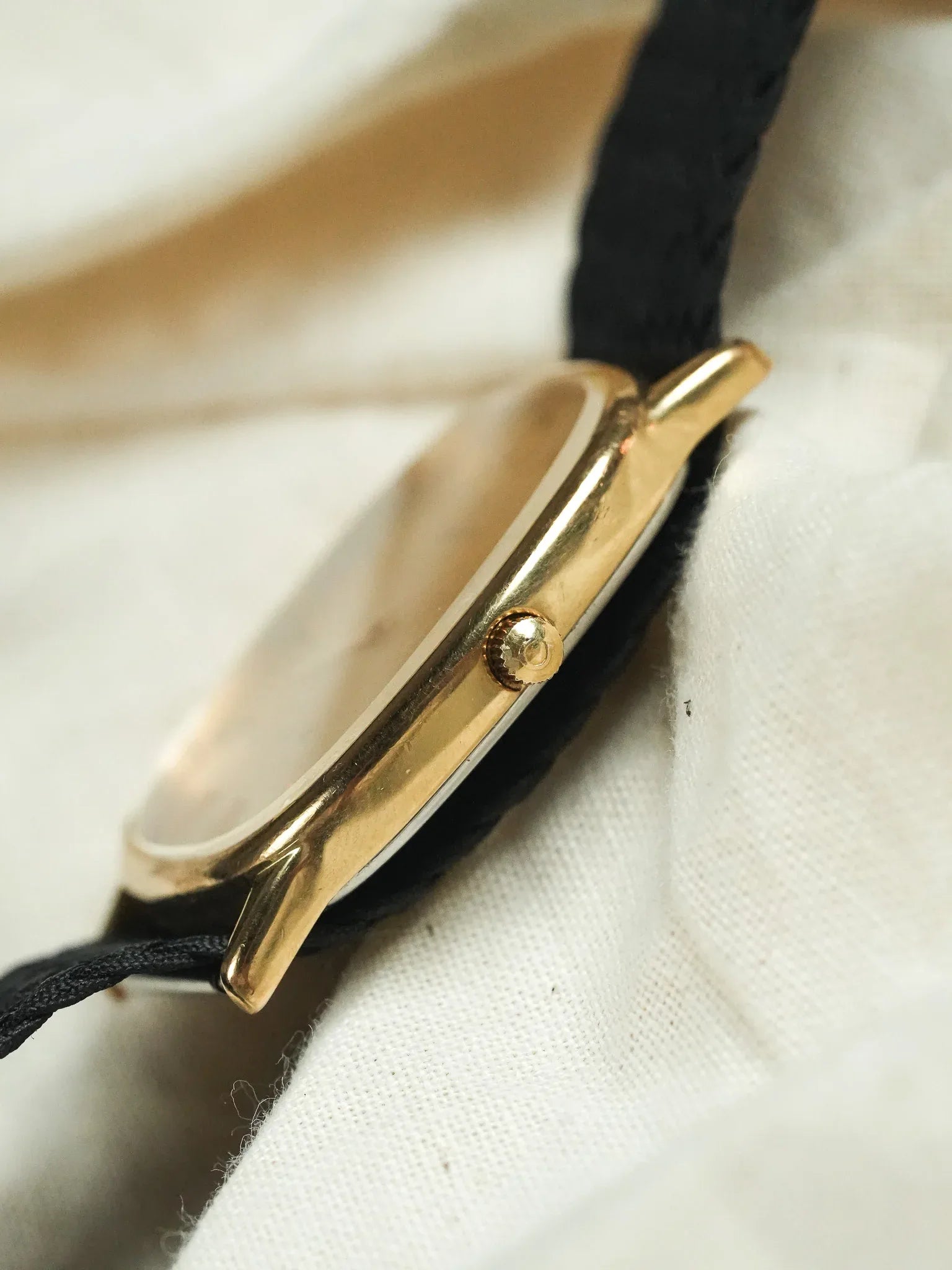 Omega - 191.0220 Tonneau Or Cadran Or Quartz - 1982 - Atelier Victor - Vintage Shop