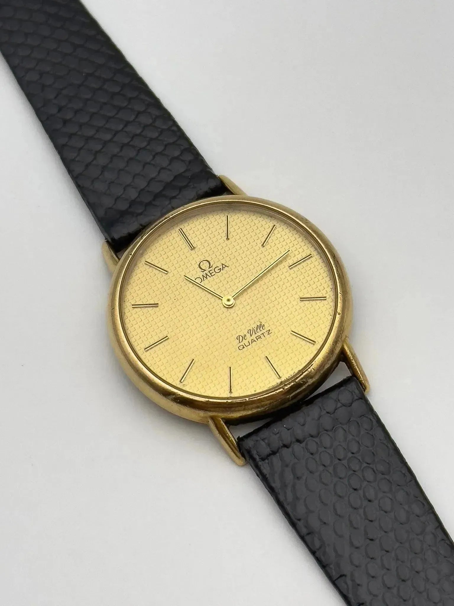 Omega - Circle Gold Clous de Paris - 1977 - Atelier Victor Paris - Vintage Watch Shop Dubai