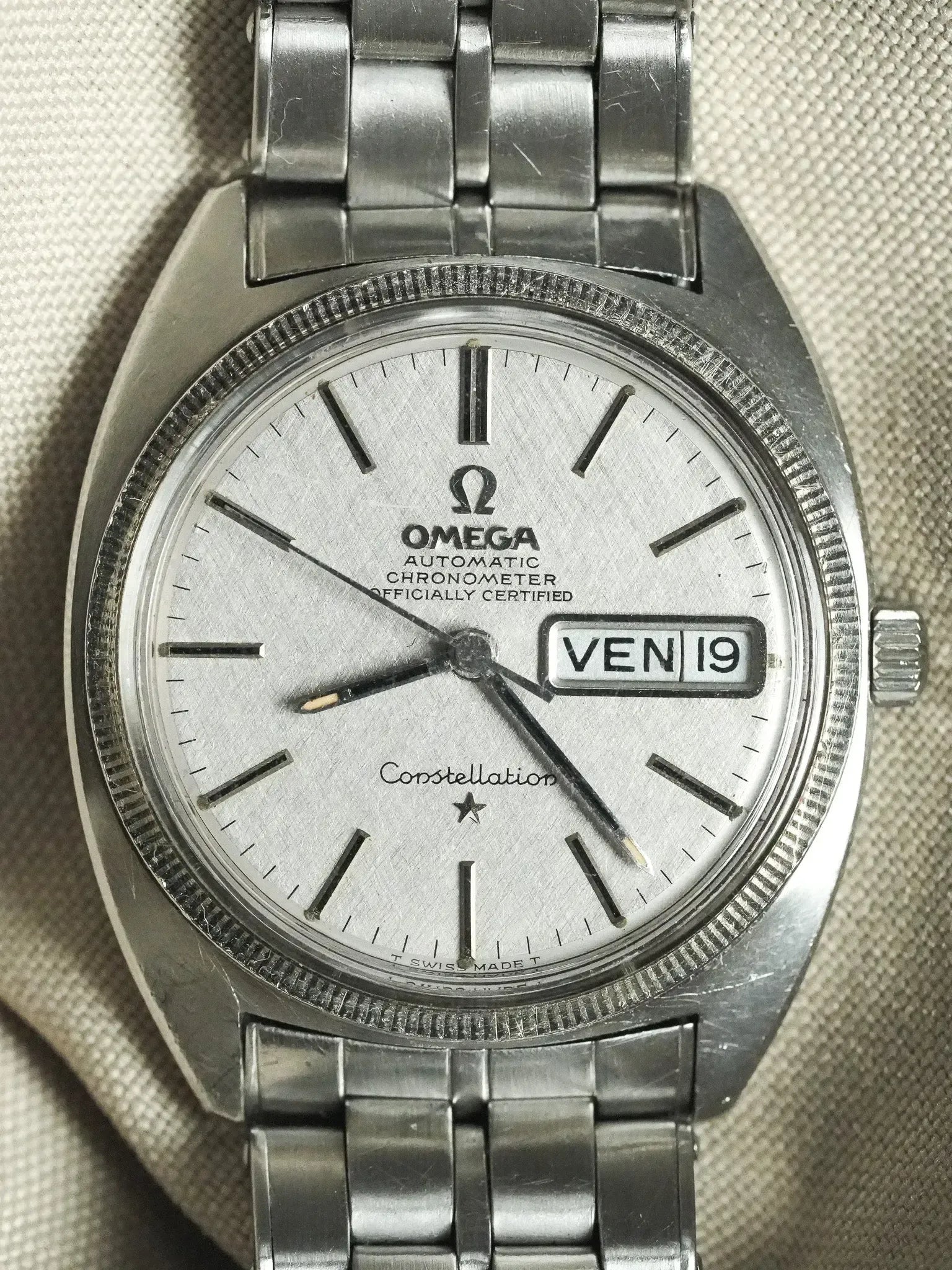 Omega - Constellation C-Shape 168.029 Gerald Genta Lunette or blanc cadran lin - 1967 - Atelier Victor