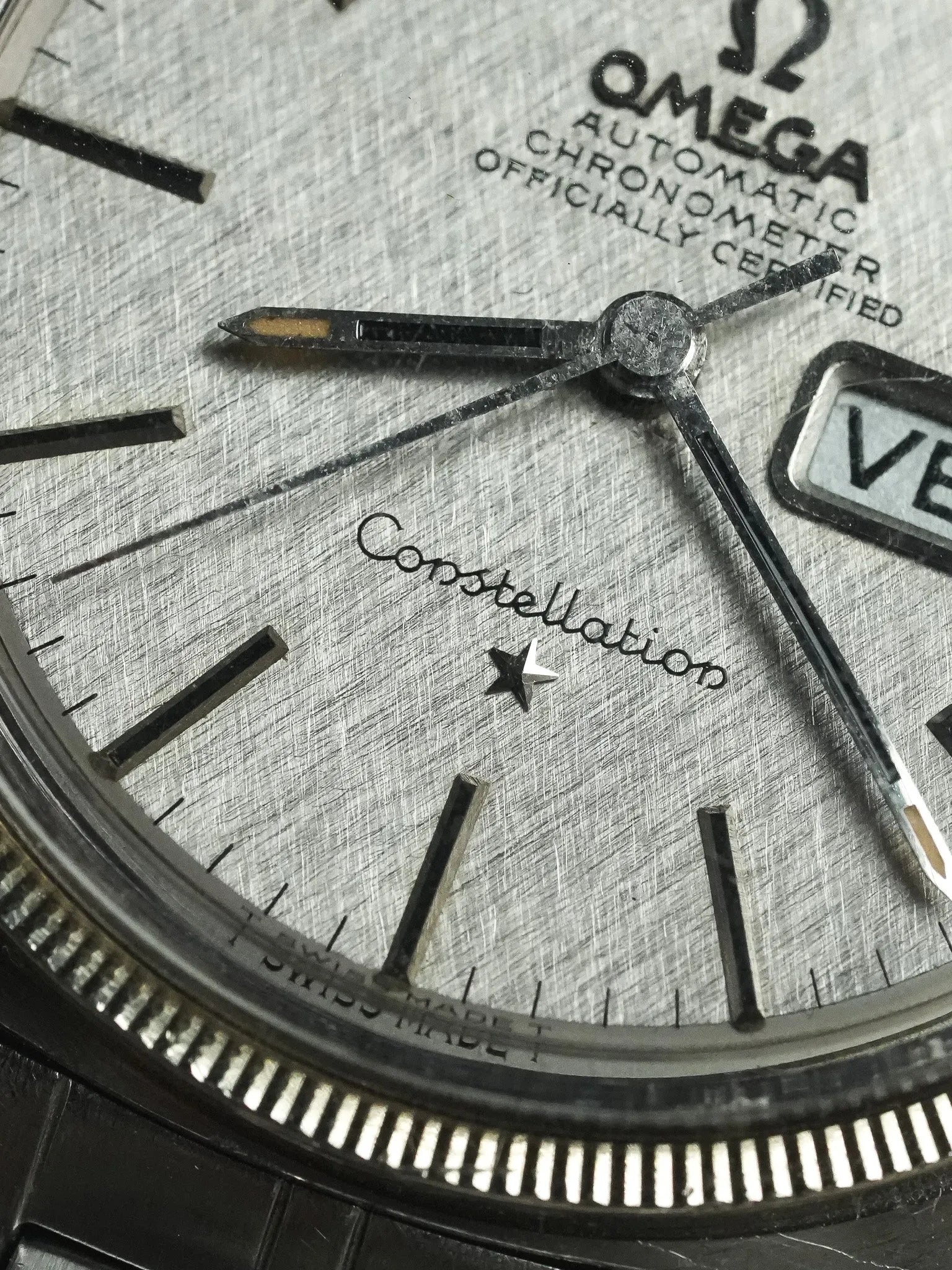 Omega - Constellation C-Shape 168.029 Gerald Genta Lunette or blanc cadran lin - 1967 - Atelier Victor - Vintage Shop