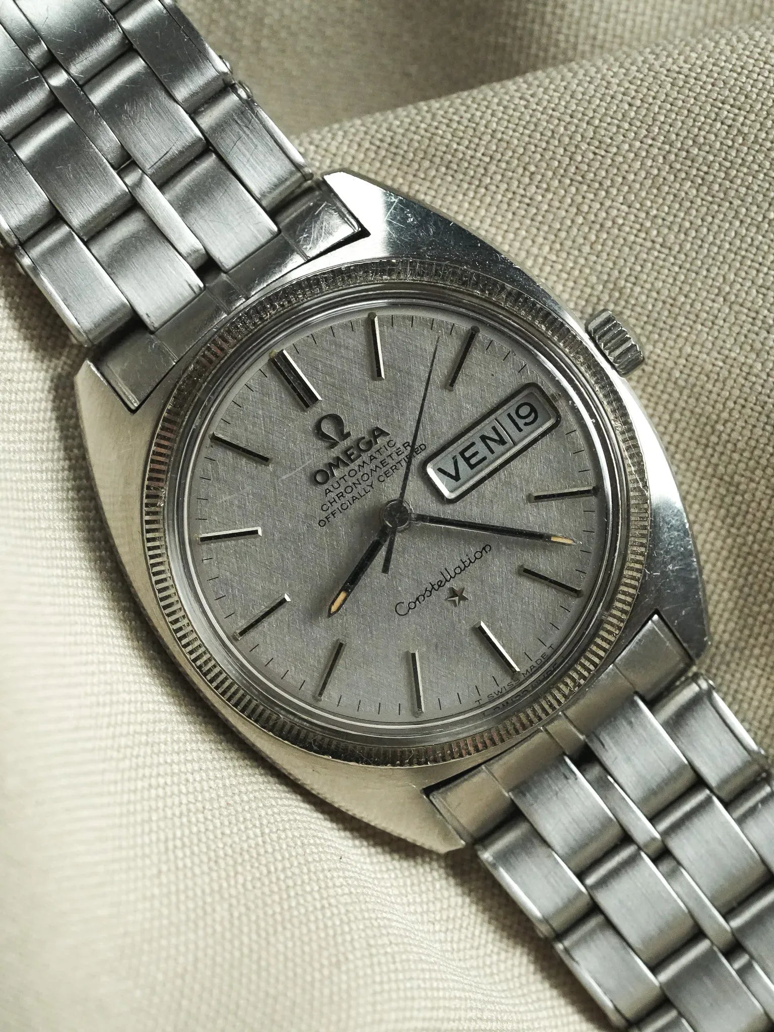 Omega - Constellation C-Shape 168.029 Gerald Genta Lunette or blanc cadran lin - 1967 - Atelier Victor - Vintage Shop