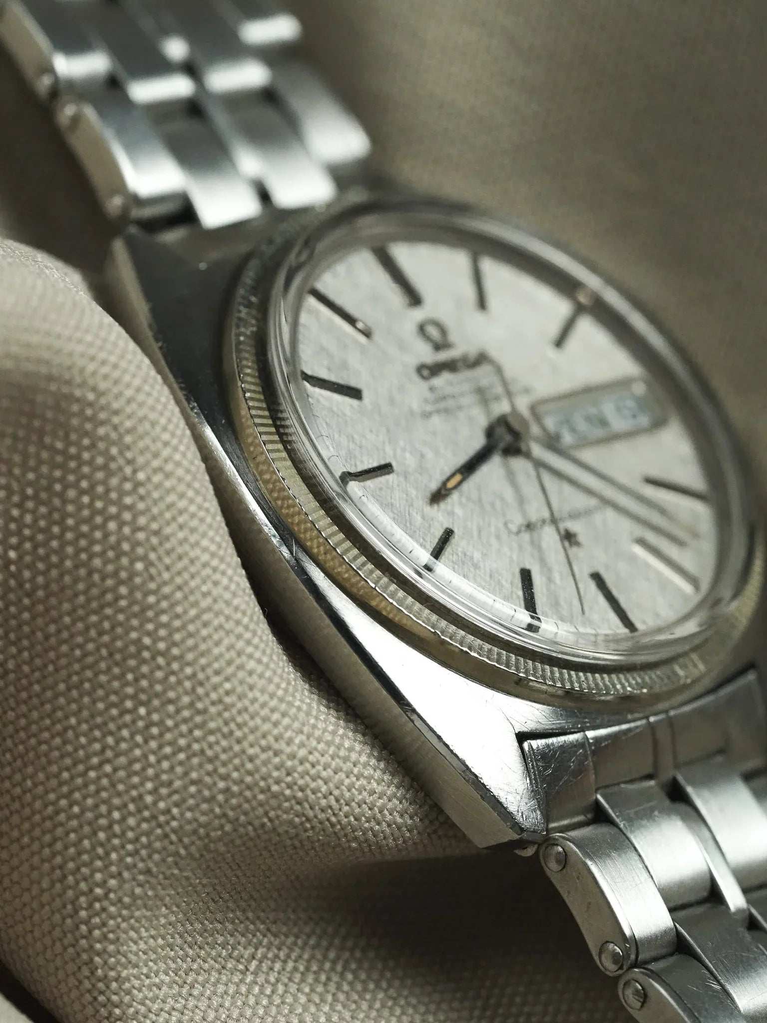 Omega - Constellation C-Shape 168.029 Gerald Genta Lunette or blanc cadran lin - 1967 - Atelier Victor - Vintage Shop