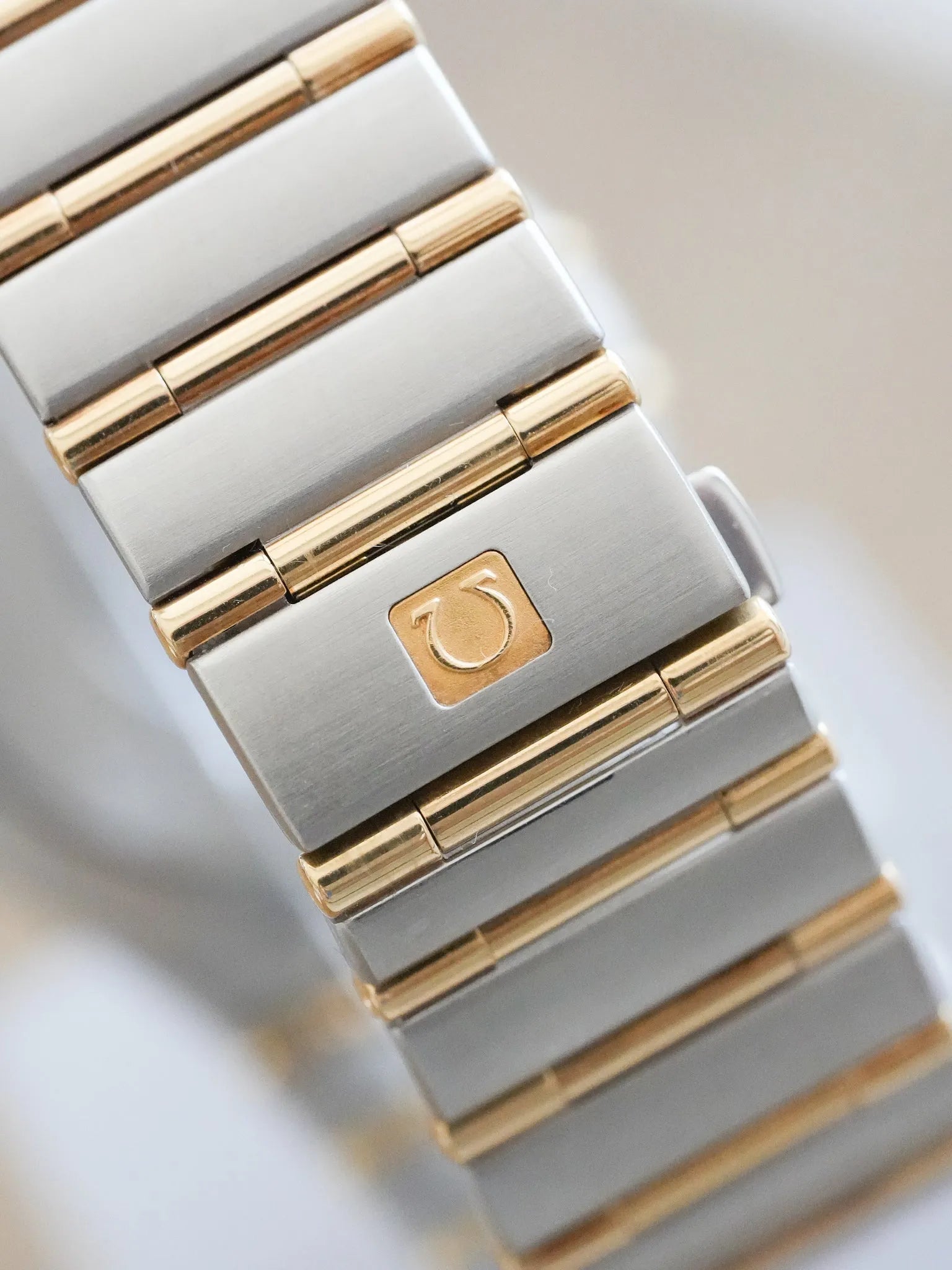 Omega - Constellation Manhattan 1212.10 Nid d'abeille or Acier Or - 1995 - Atelier Victor - Vintage Shop