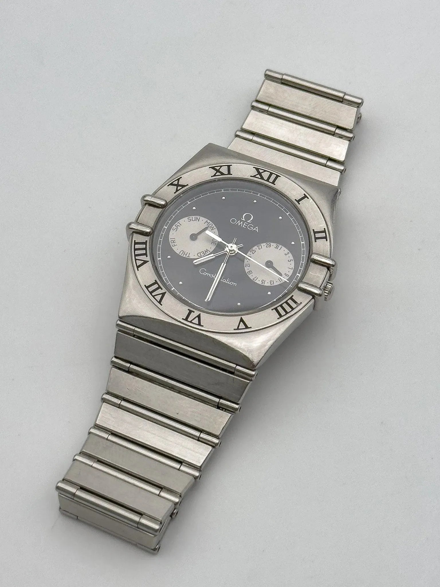 Omega - Constellation Manhattan Daydate Cadran noir - 1990s - Atelier Victor - Vintage Shop