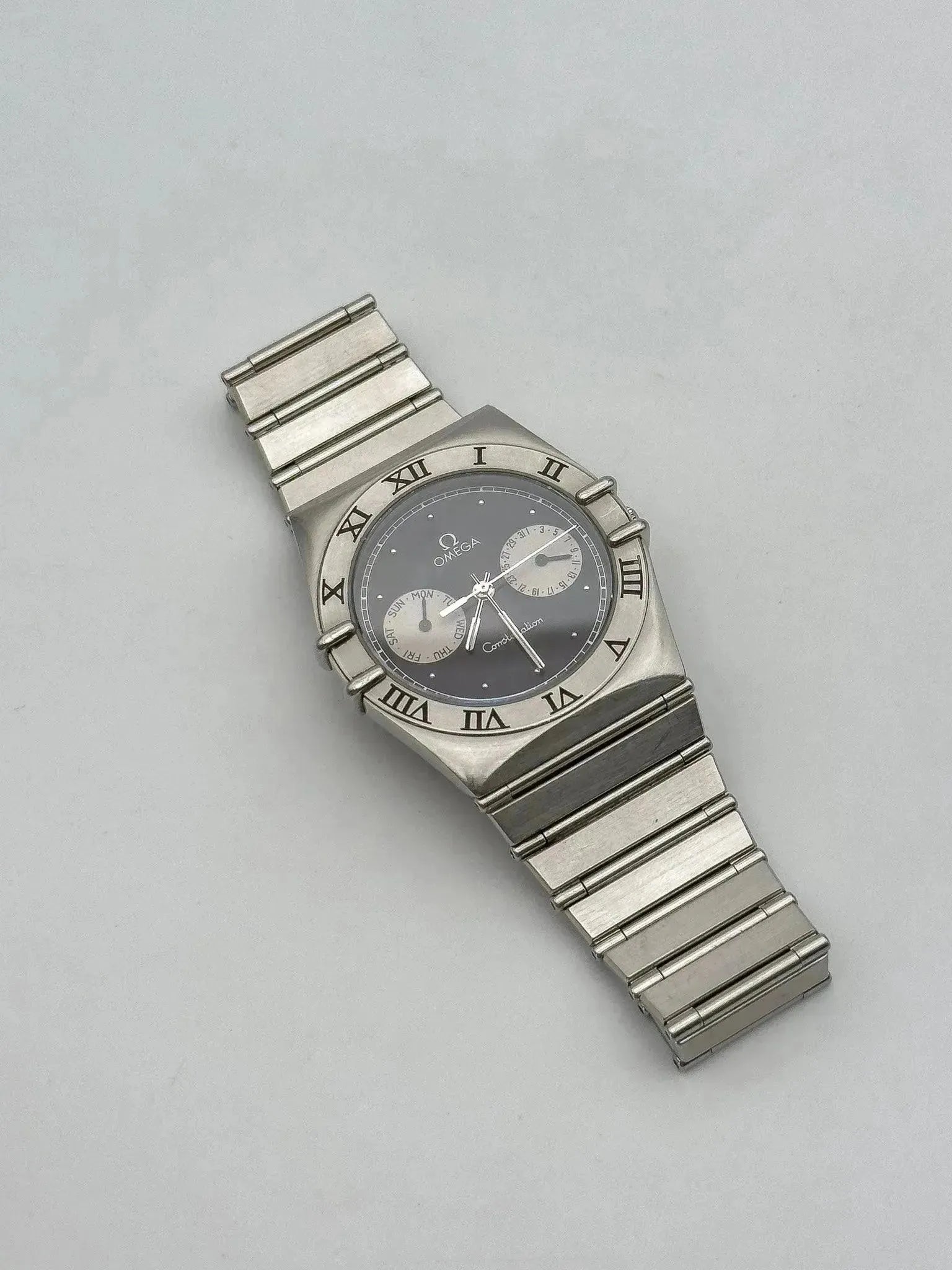 Omega - Constellation Manhattan Daydate Cadran noir - 1990s - Atelier Victor - Vintage Shop