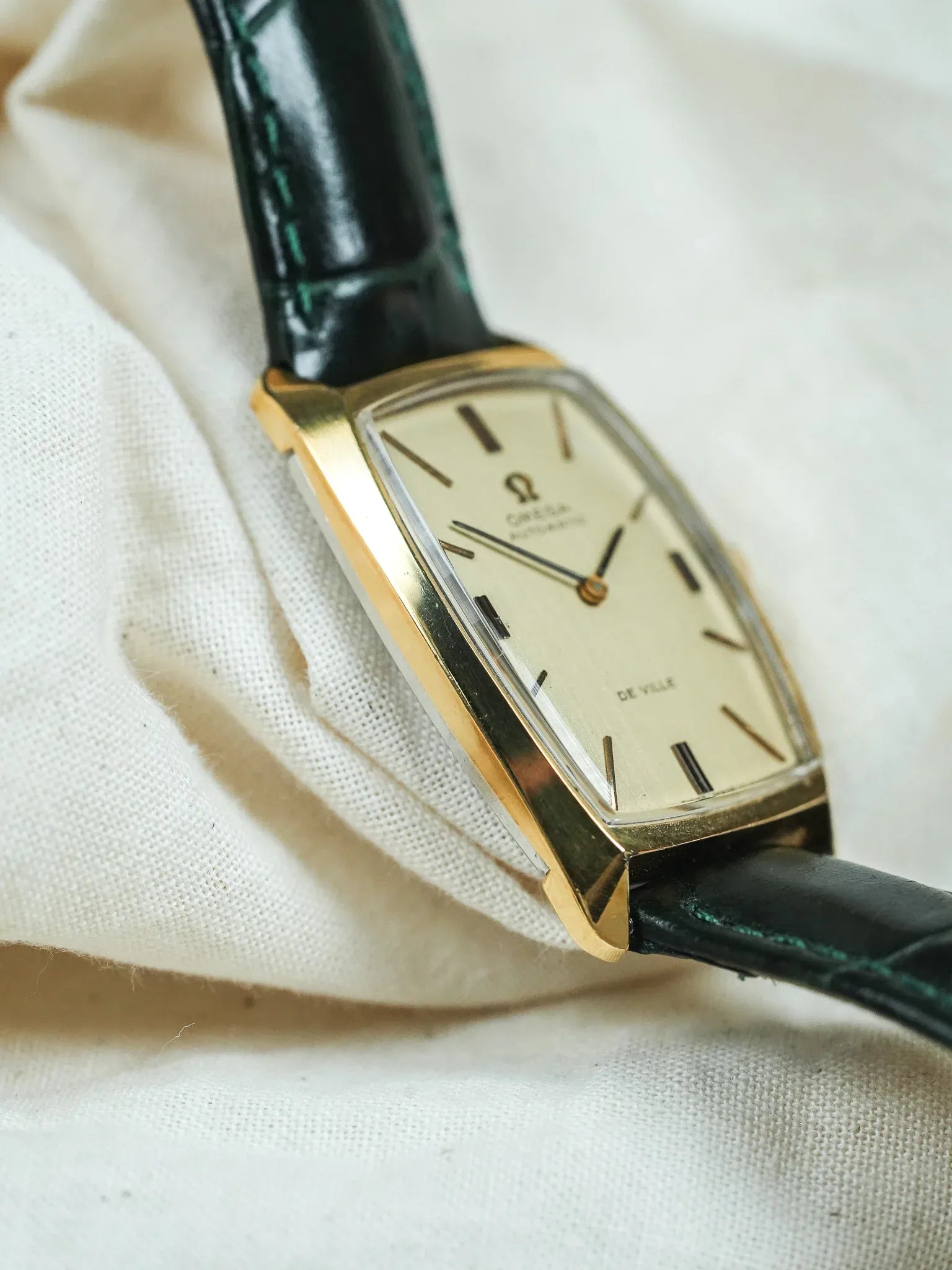 Omega - De Ville 151.021 Tonneau Automatique Plaqué or - 1970 - Atelier Victor - Vintage Shop