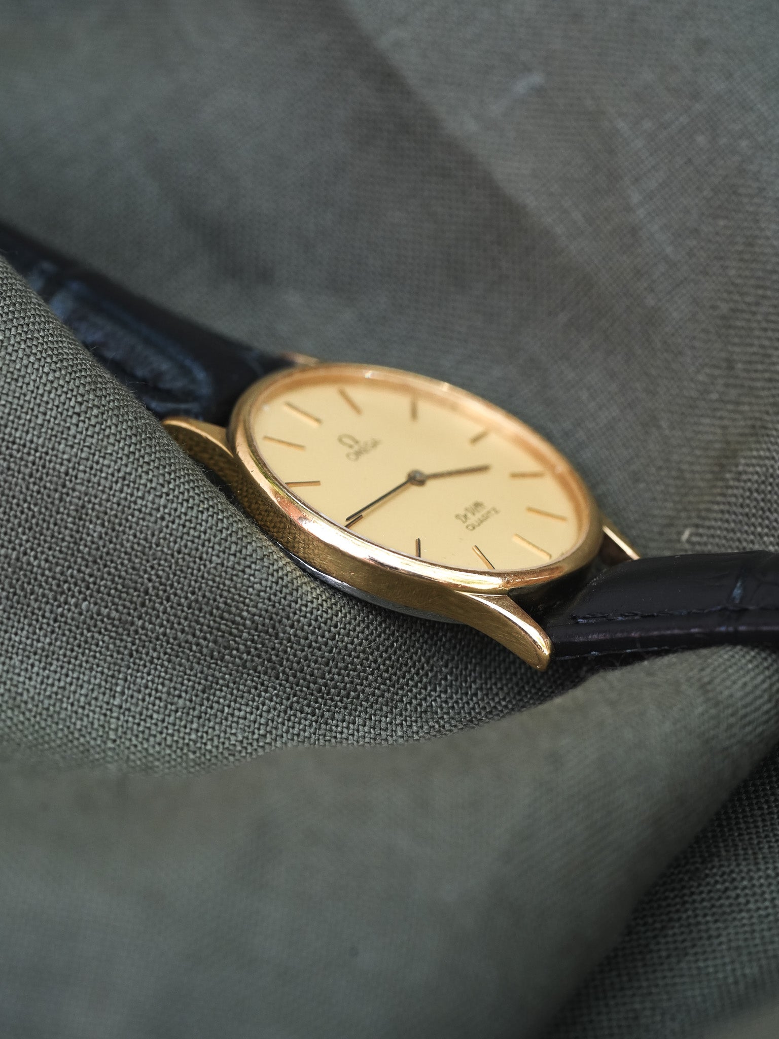Omega - De Ville Circle Or Quartz Poussoir - 1982 - Atelier Victor Paris - Vintage Watch Shop Dubai