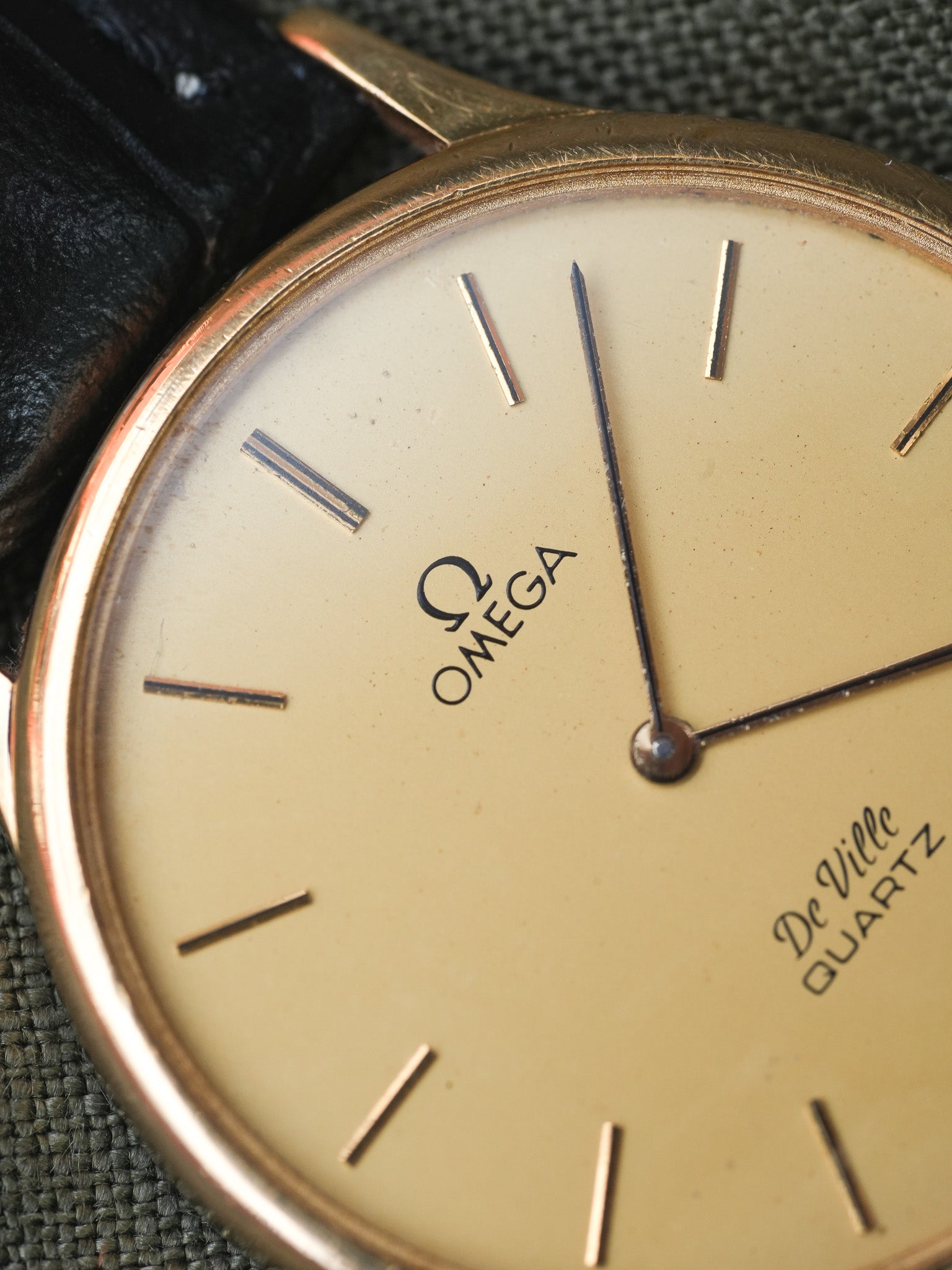 Omega - De Ville Circle Or Quartz Poussoir - 1982 - Atelier Victor - Vintage Shop