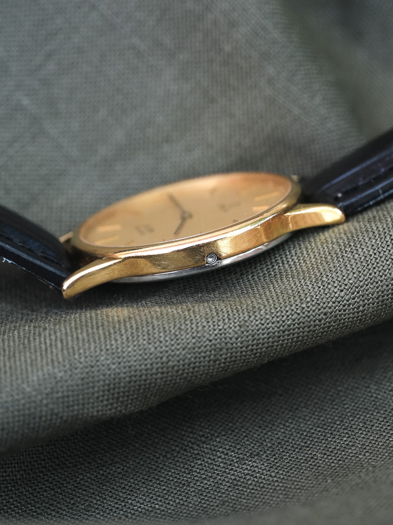 Omega - De Ville Circle Or Quartz Poussoir - 1982 - Atelier Victor - Vintage Shop