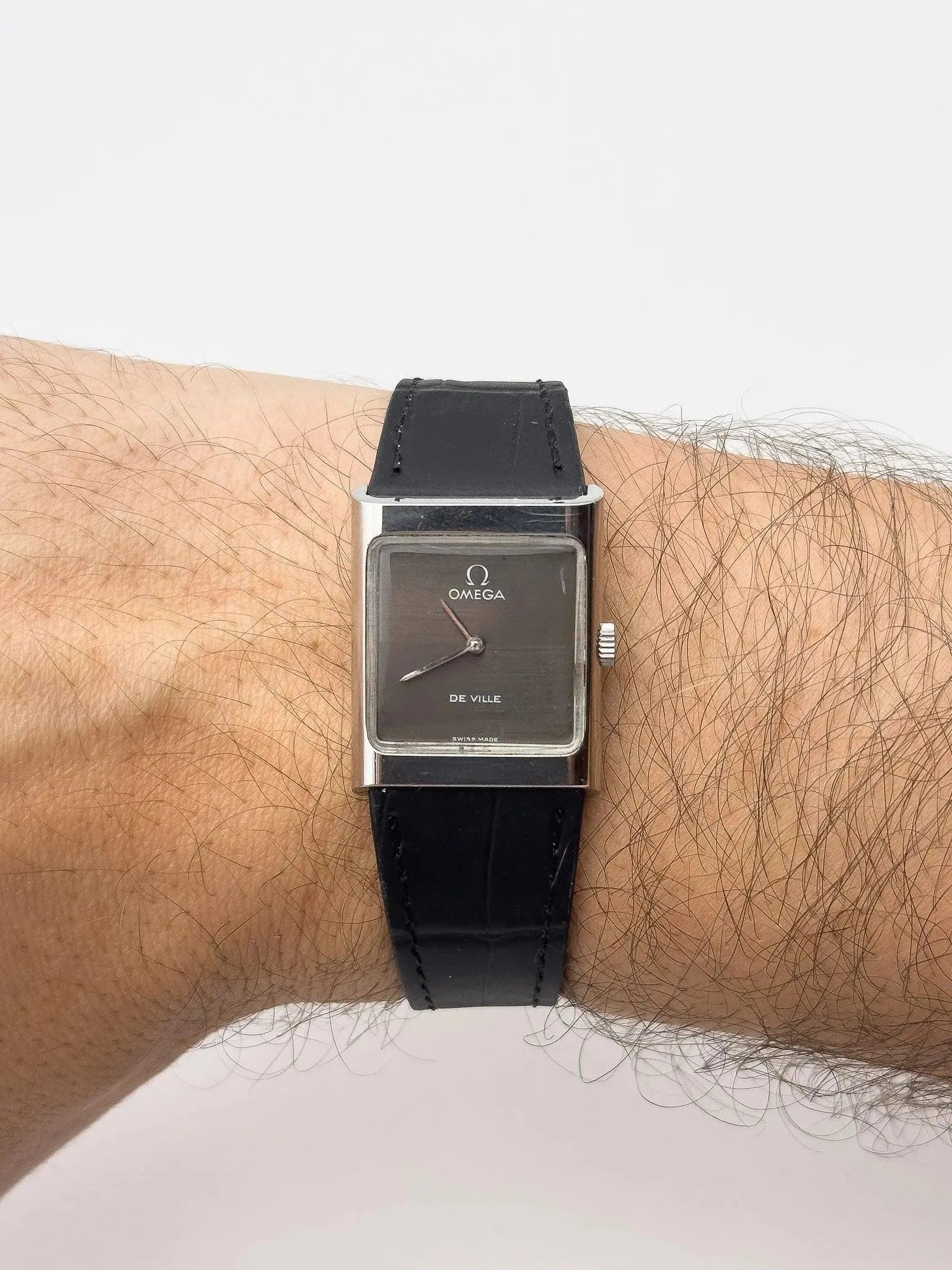 Omega - De Ville quadrillé Noir & Gris - 1973 - Atelier Victor Paris - Vintage Watch Shop Dubai