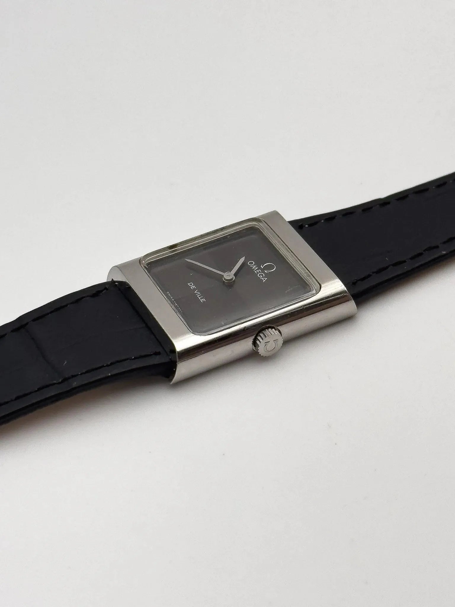 Omega - De Ville quadrillé Noir & Gris - 1973 - Atelier Victor Paris - Vintage Watch Shop Dubai