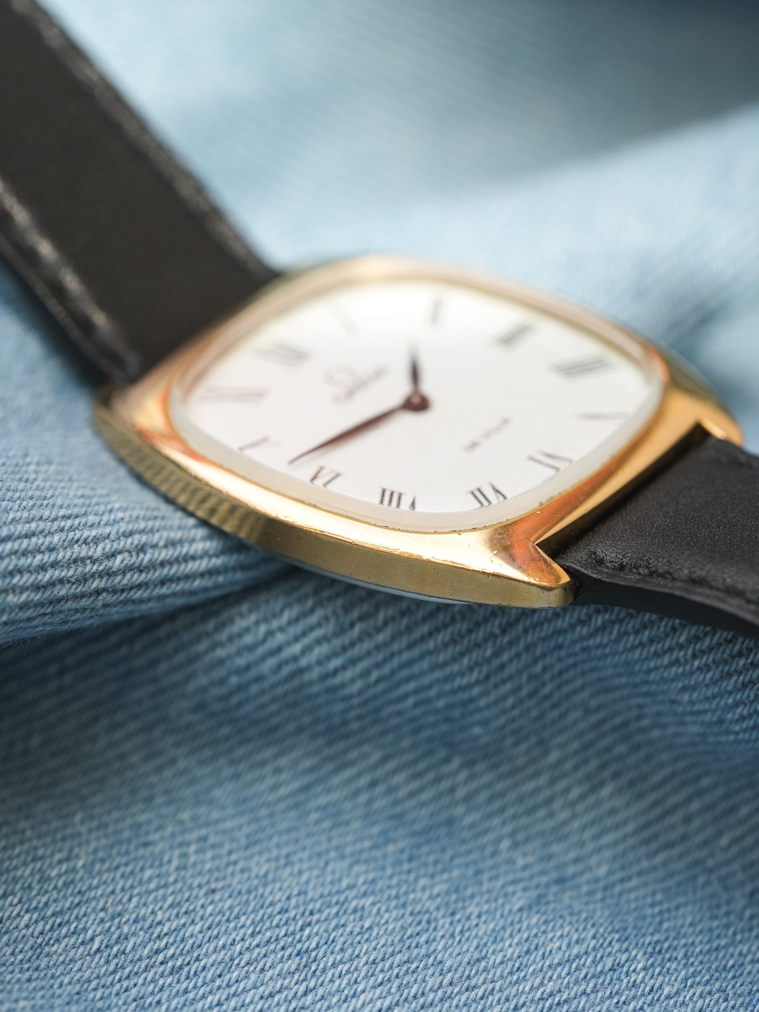 Omega - De Ville Tonneau Plaqué or cadran blanc romain - 1977 - Atelier Victor Paris - Vintage Watch Shop Dubai